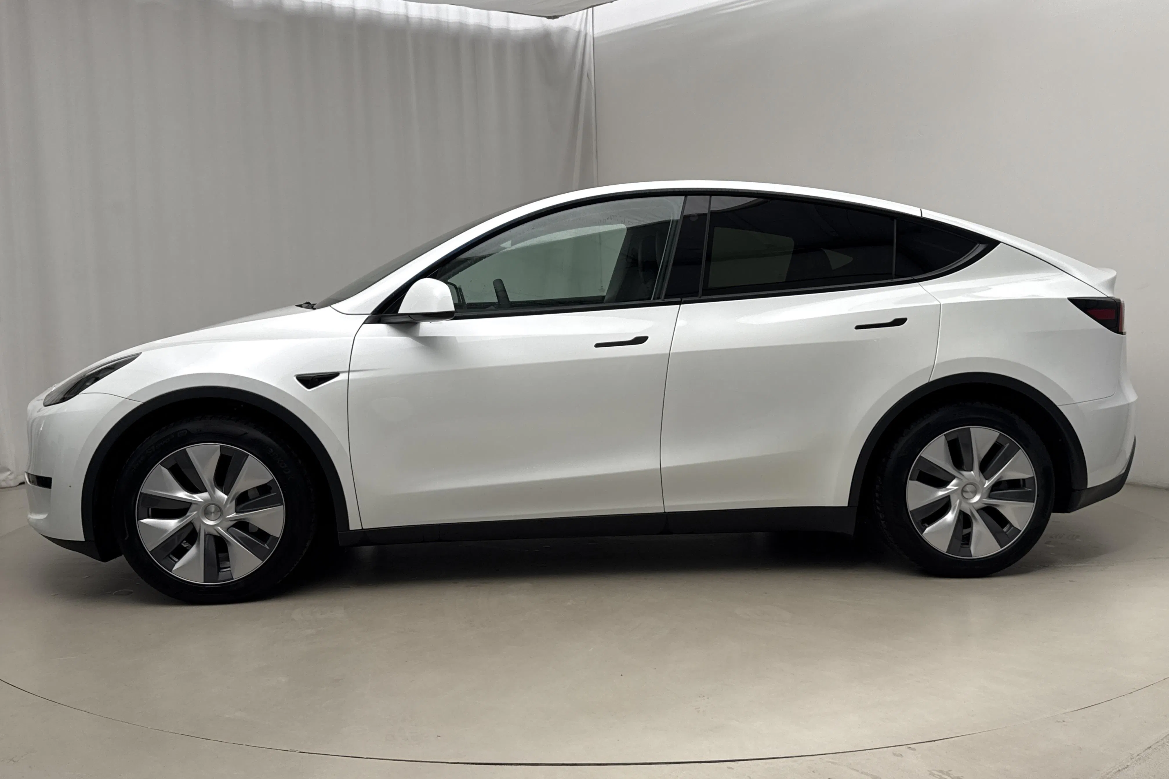 Presentation photo 2 of 24: Tesla Model Y Long Range Dual Motor AWD - 36 210 km - Automatic - white - 2023