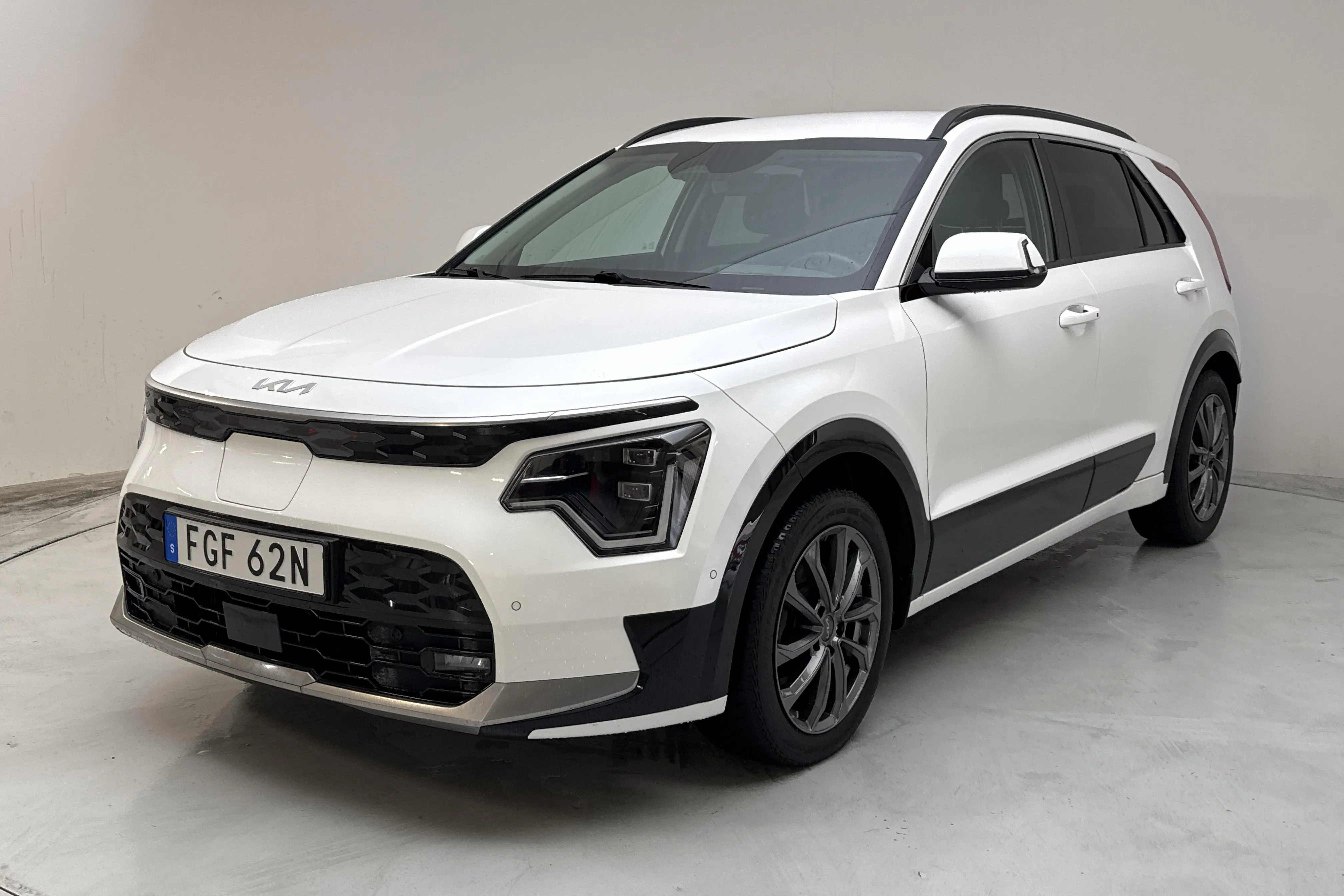 Presentationsfoto 1 av 16: KIA Niro EV 65kWh (204hk) - 7 749 mil - Automat - vit - 2023