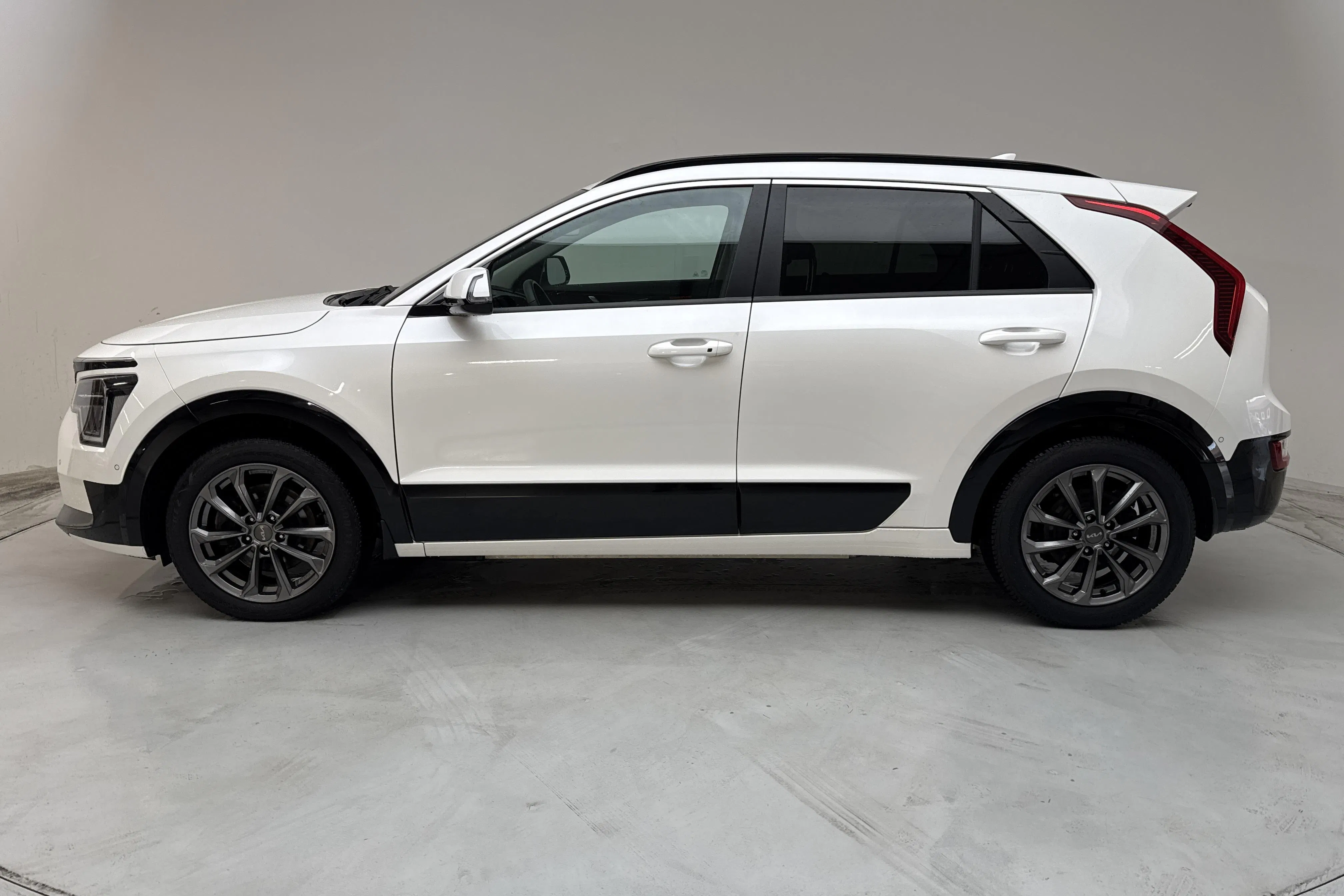 Presentationsfoto 2 av 16: KIA Niro EV 65kWh (204hk) - 7 749 mil - Automat - vit - 2023
