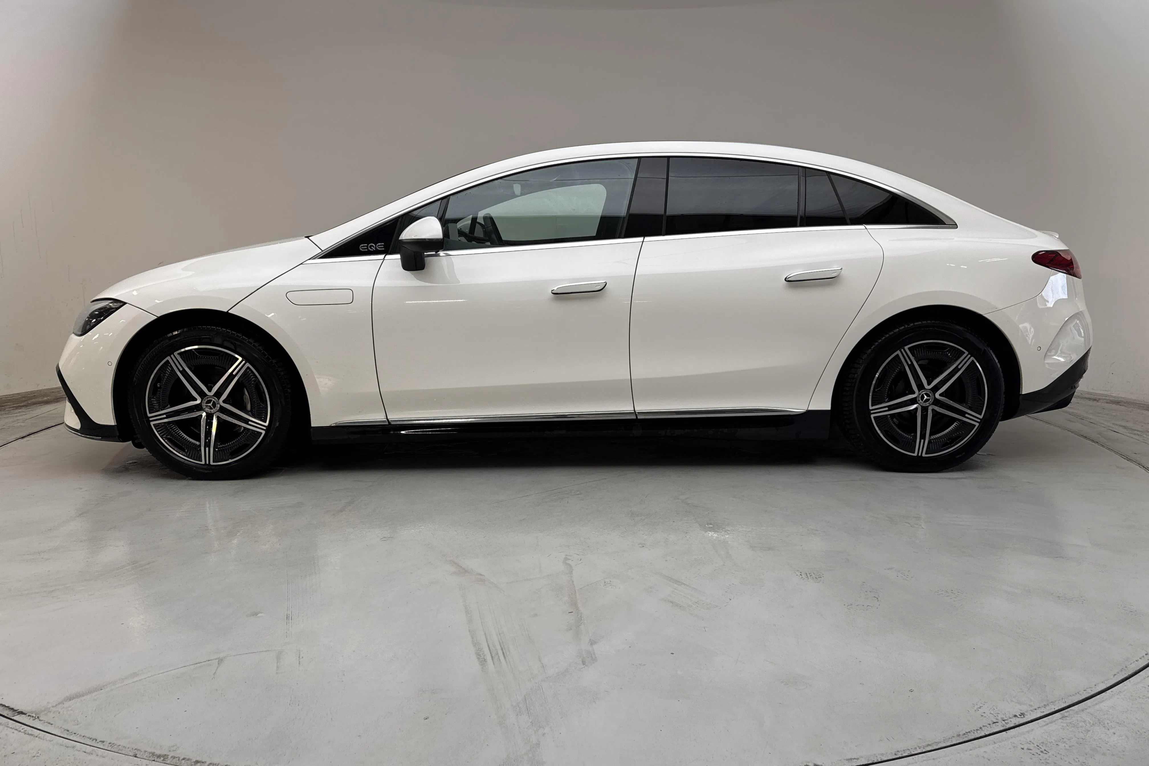 Presentationsfoto 2 av 18: Mercedes EQE 350 4Matic V295 (292hk) - 13 392 mil - Automat - vit - 2024
