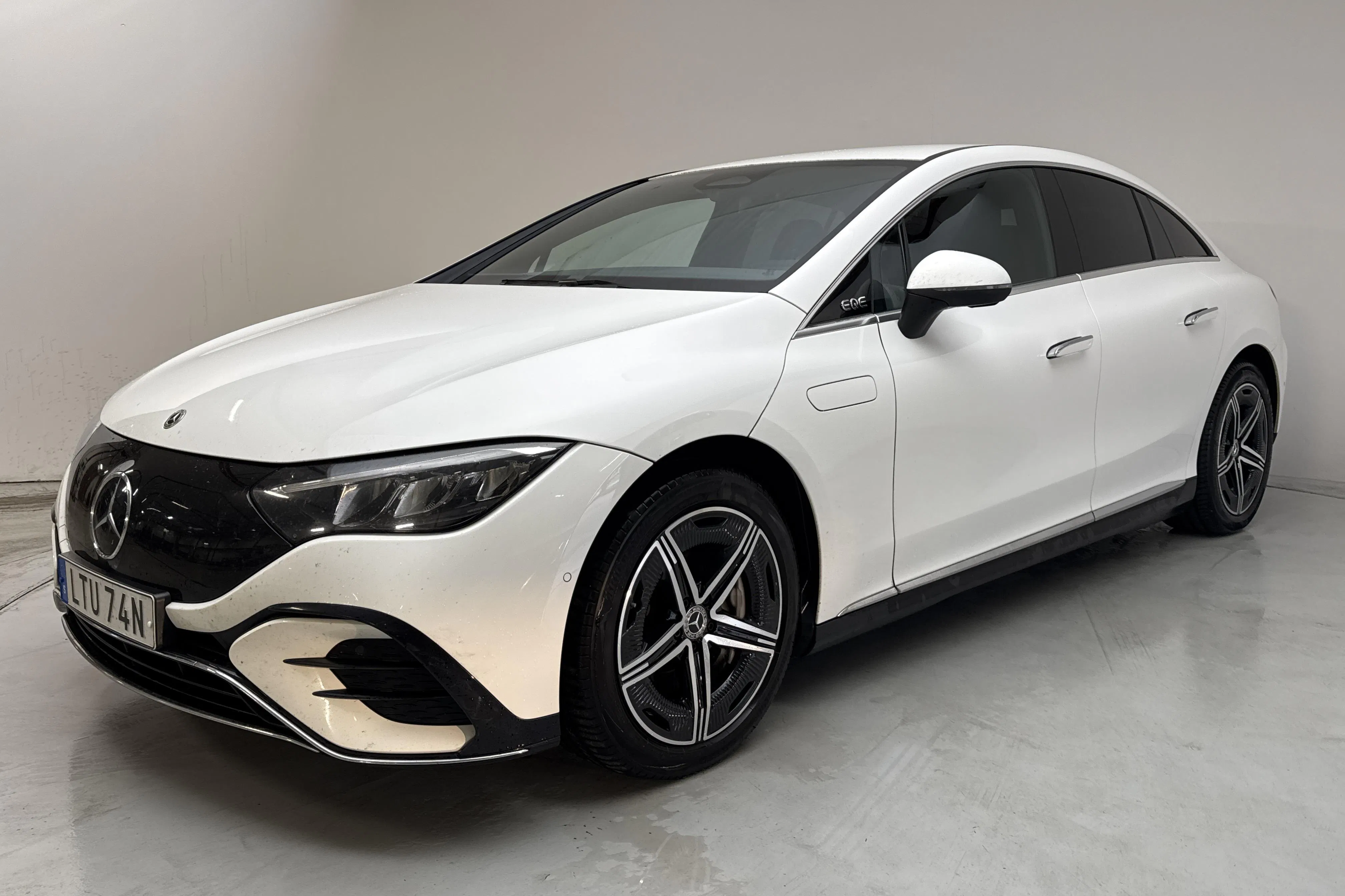 Presentationsfoto 1 av 18: Mercedes EQE 350 4Matic V295 (292hk) - 13 392 mil - Automat - vit - 2024