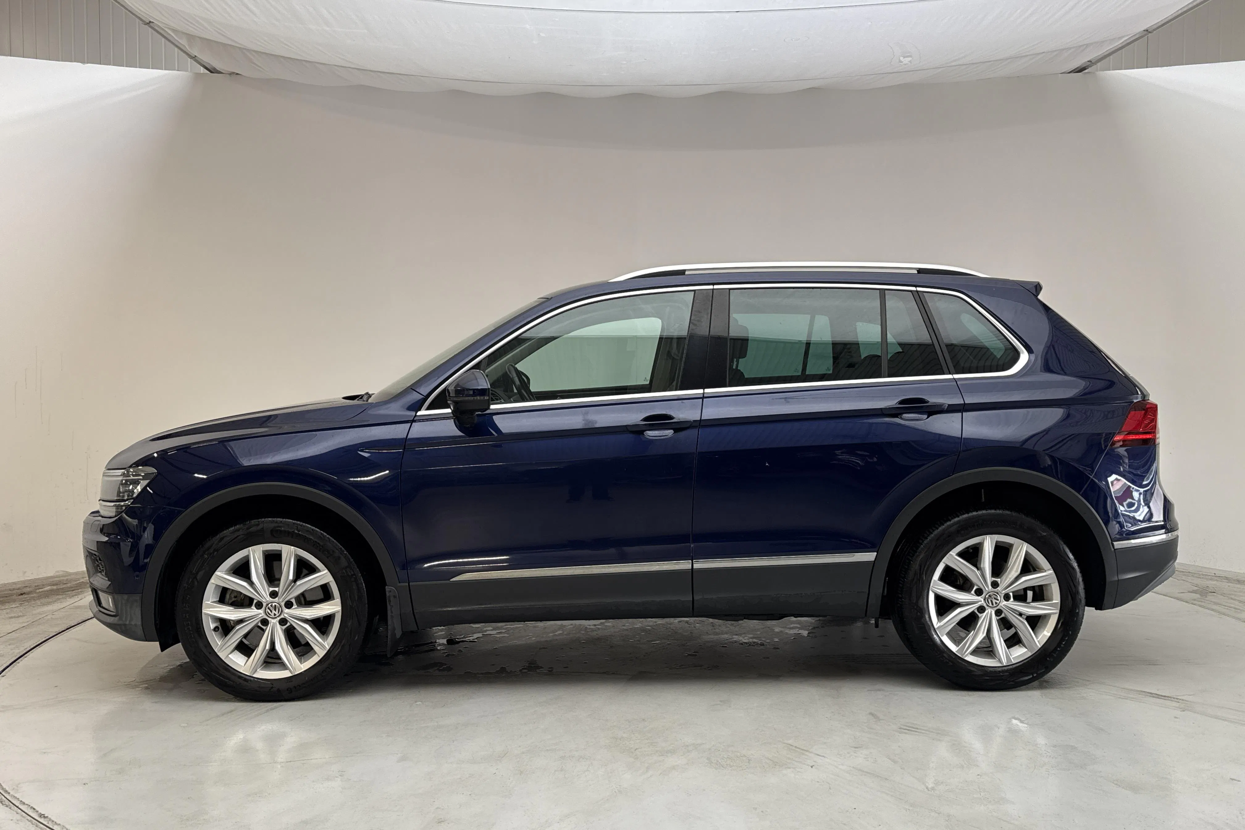 Presentationsfoto 2 av 15: VW Tiguan 2.0 TDI 4MOTION (190hk) - 14 349 mil - Automat - Mörkblå - 2018