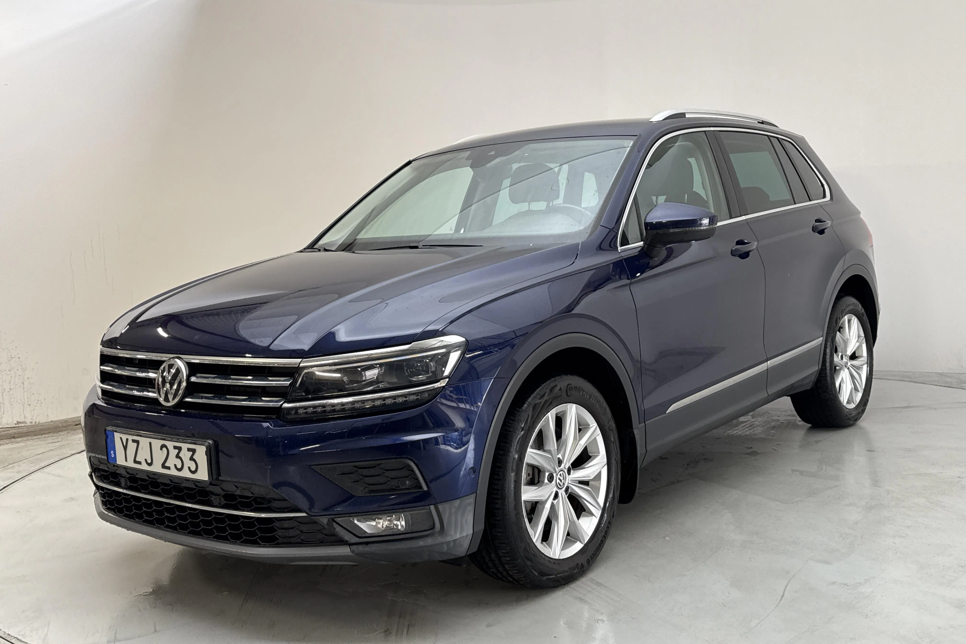 Presentationsfoto 1 av 15: VW Tiguan 2.0 TDI 4MOTION (190hk) - 14 349 mil - Automat - Mörkblå - 2018
