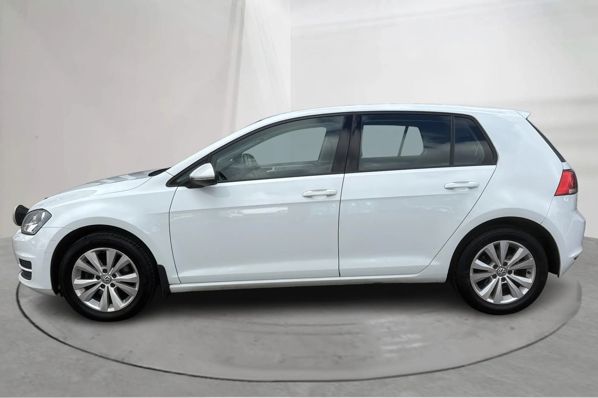 Presentationsfoto 2 av 12: VW Golf VII 1.6 TDI BlueMotion Technology 5dr 4Motion (105hk) - 18 448 mil - Manuell - vit - 2015
