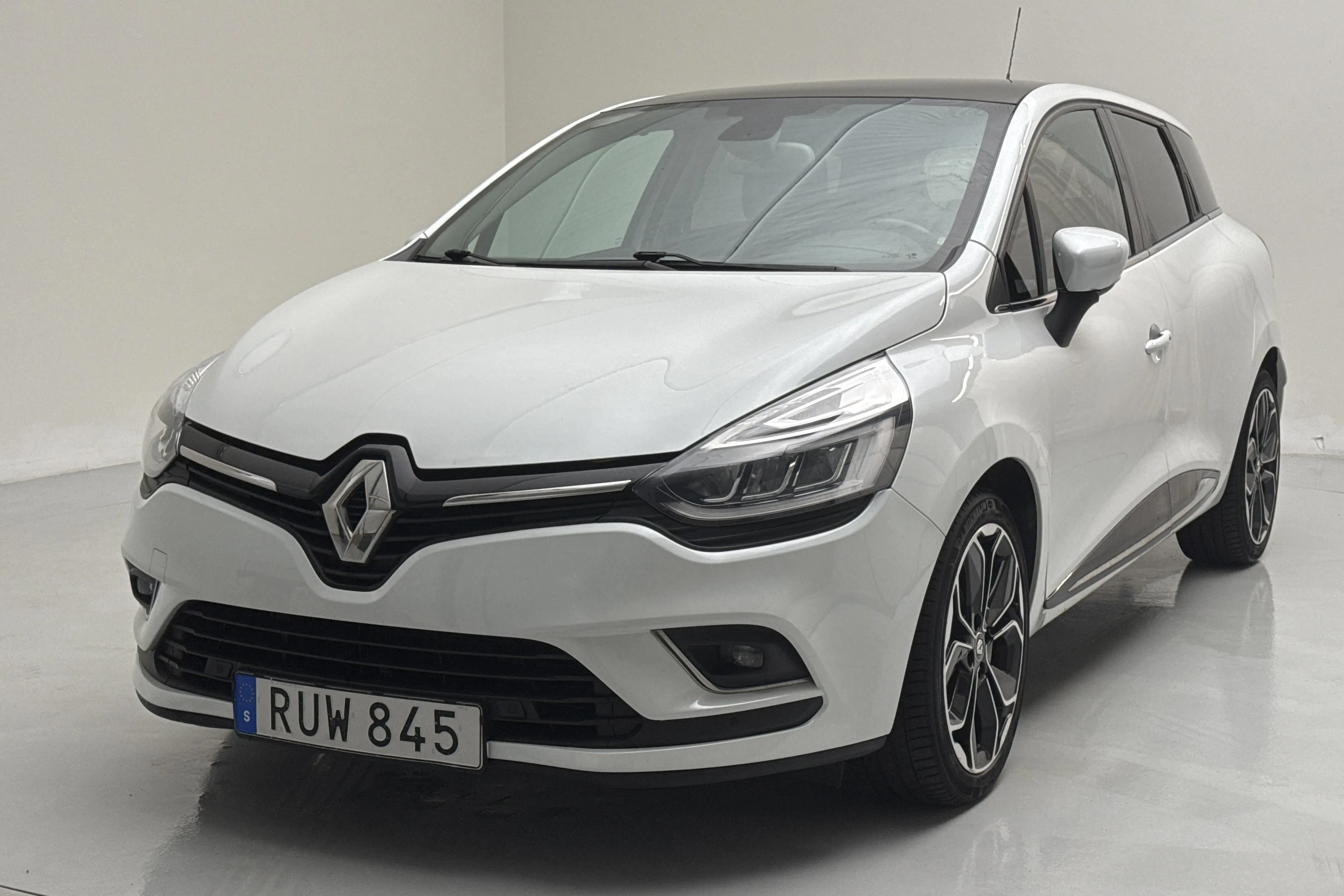 Presentation photo 1 of 15: Renault Clio Sport Tourer IV 0.9 TCe 90 (90hk) - 89 750 km - Manual - white - 2018