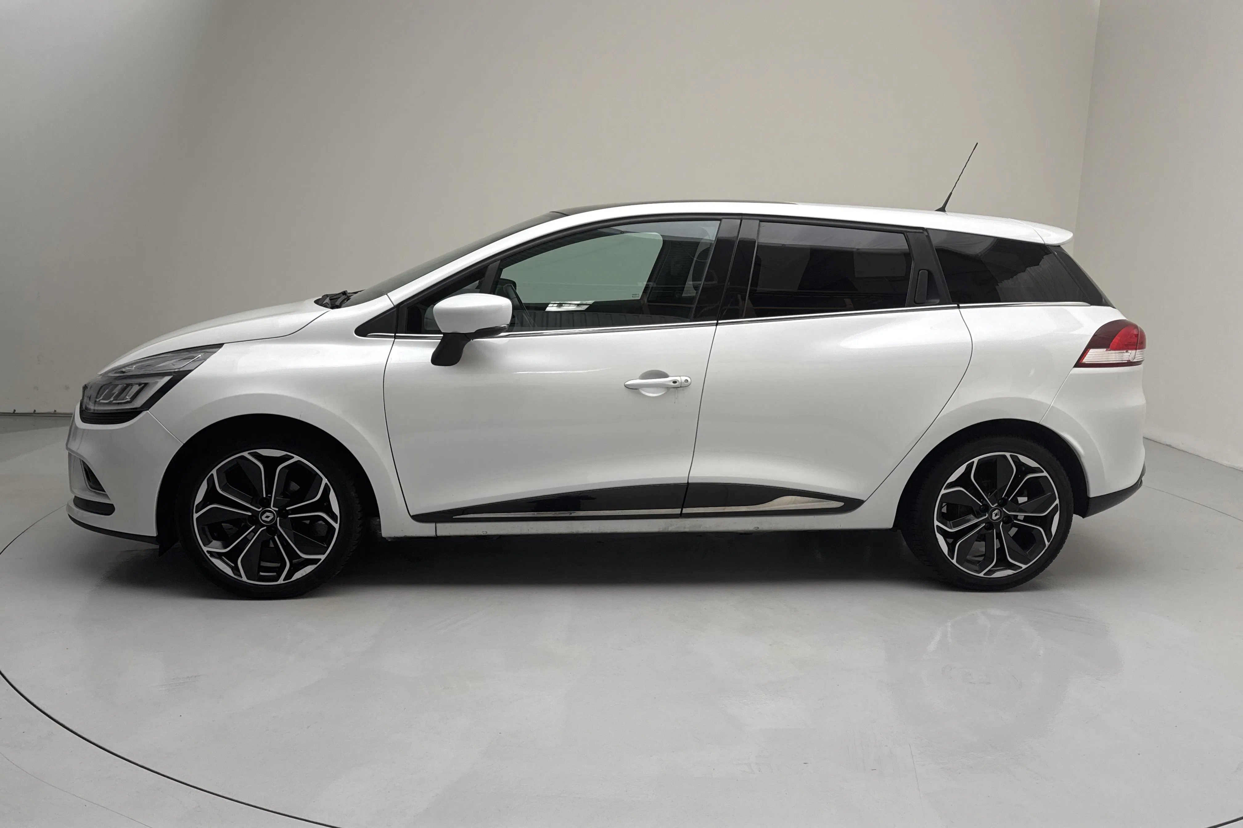 Presentation photo 2 of 15: Renault Clio Sport Tourer IV 0.9 TCe 90 (90hk) - 89 750 km - Manual - white - 2018