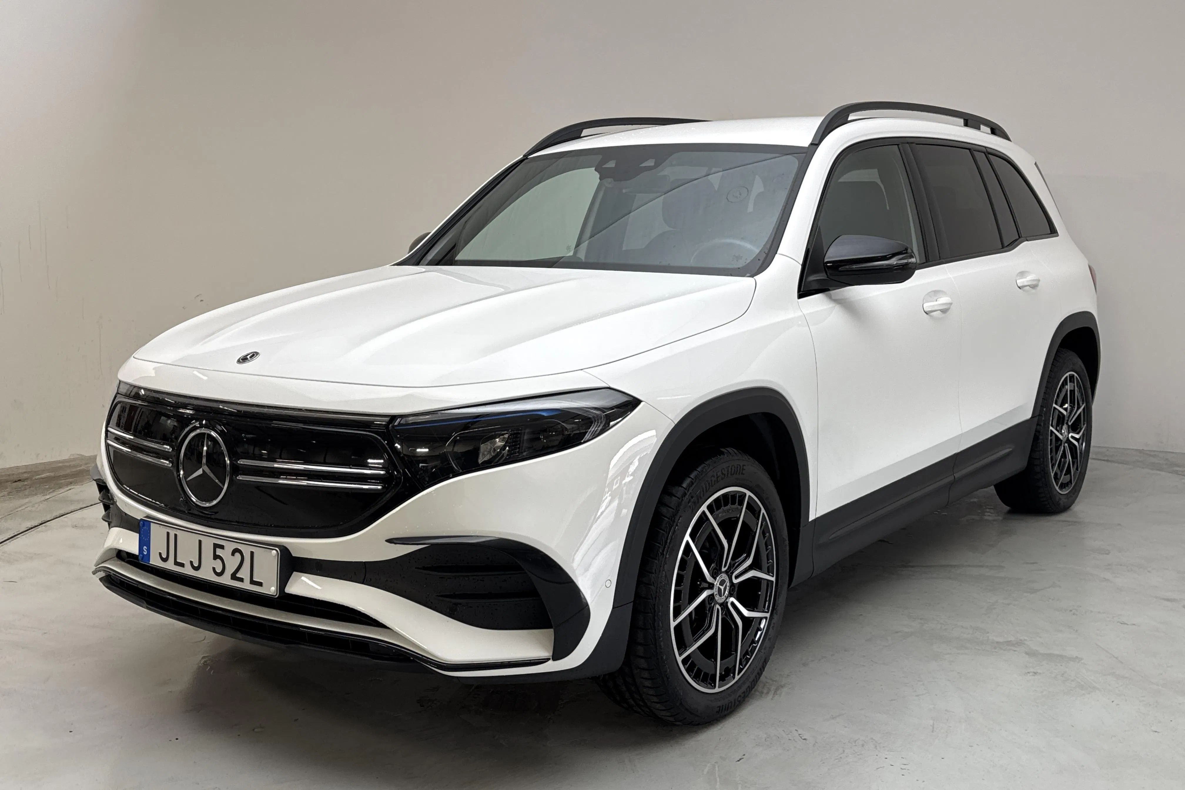 Presentationsfoto 1 av 16: Mercedes EQB 300 4MATIC X243 (228hk) - 4 600 mil - Automat - vit - 2024