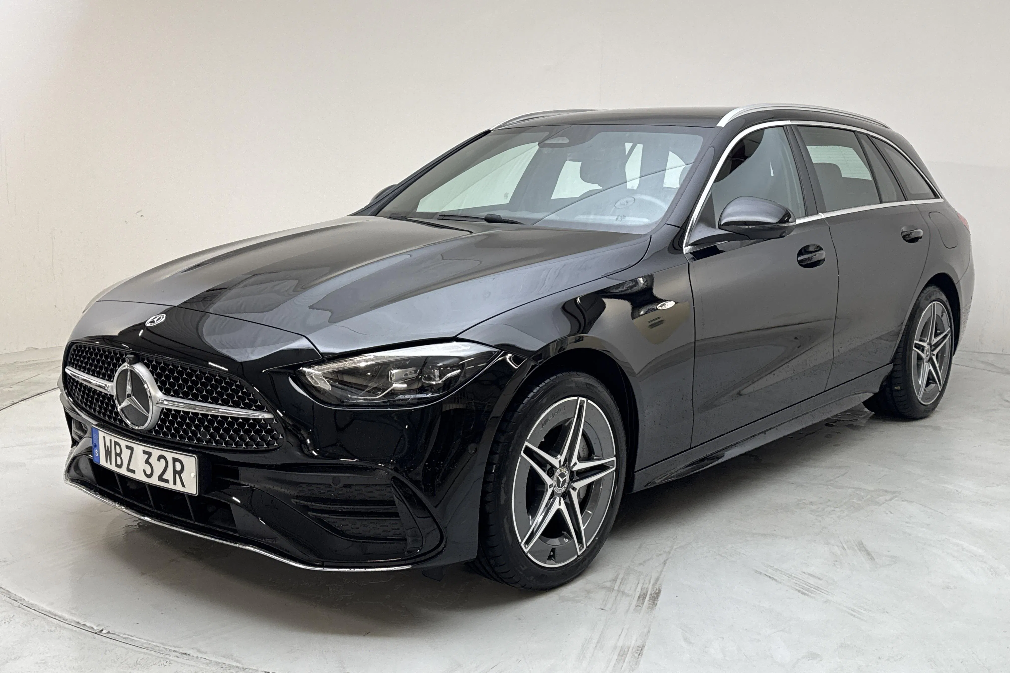 Presentation photo 1 of 16: Mercedes C 300 e Kombi S206 (333hk) - 15 550 km - Automatic - black - 2025