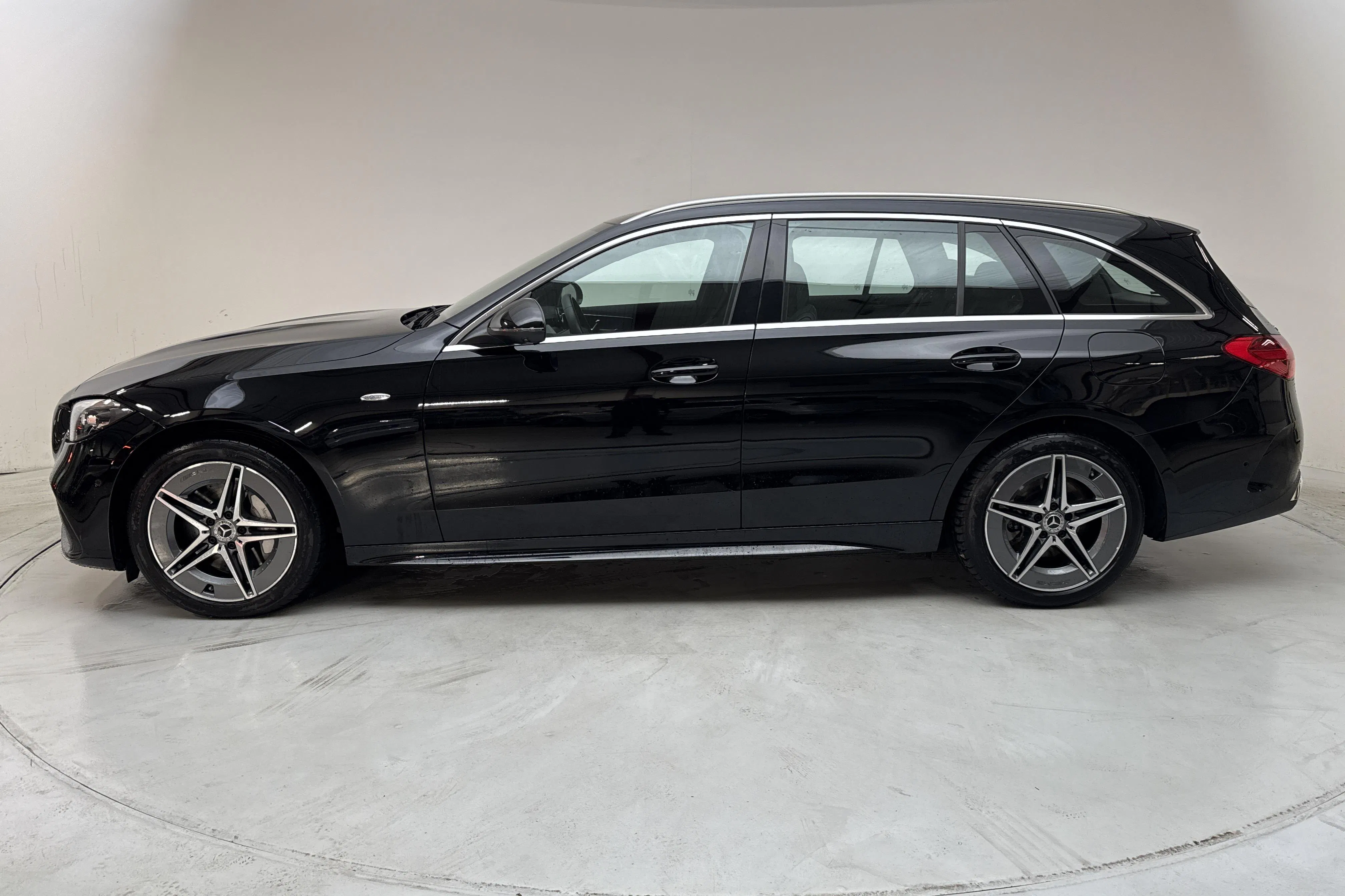 Presentation photo 2 of 16: Mercedes C 300 e Kombi S206 (333hk) - 15 550 km - Automatic - black - 2025