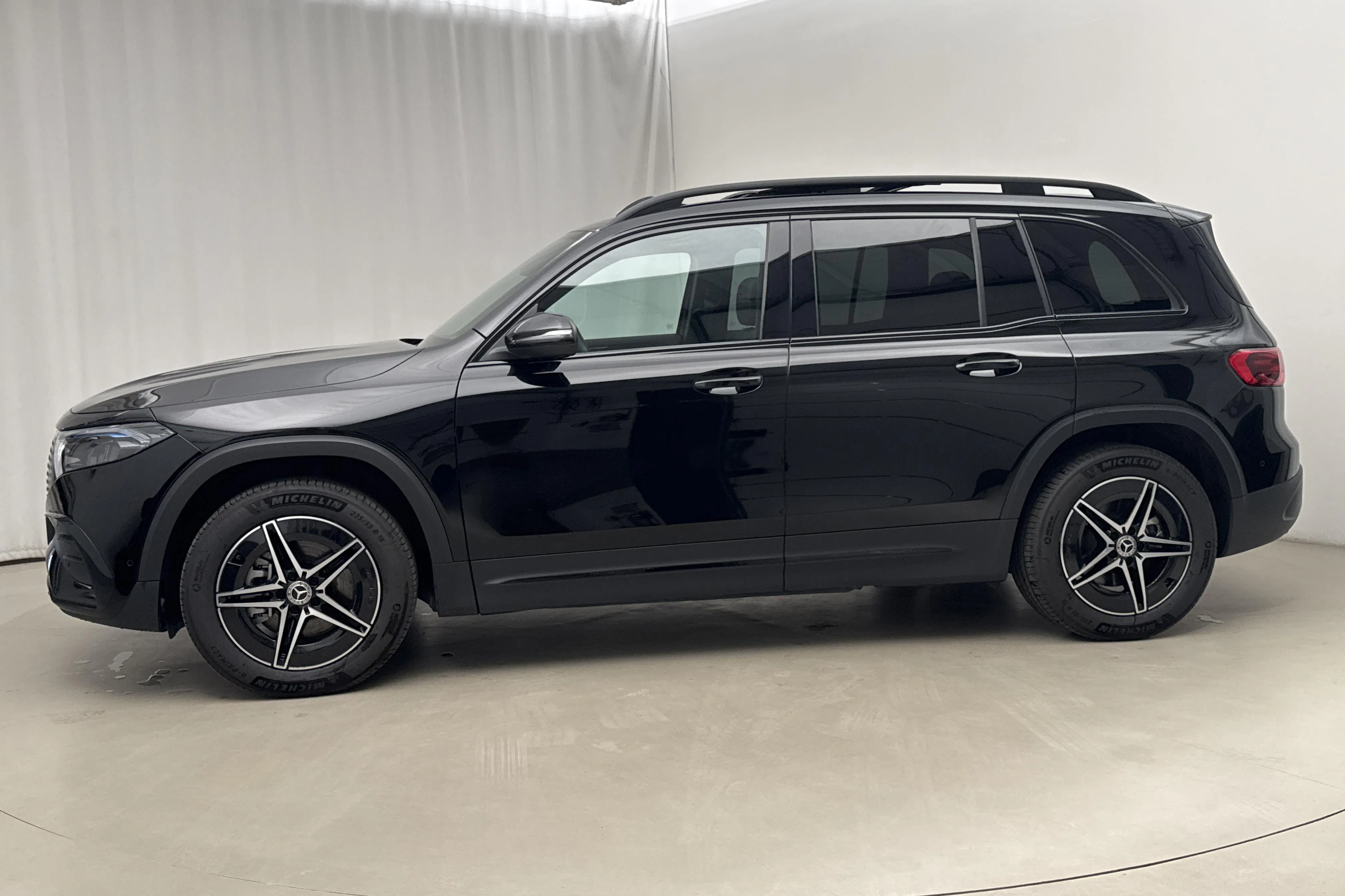 Presentation photo 2 of 23: Mercedes EQB 300 4MATIC X243 (228hk) - 10 200 km - Automatic - black - 2026