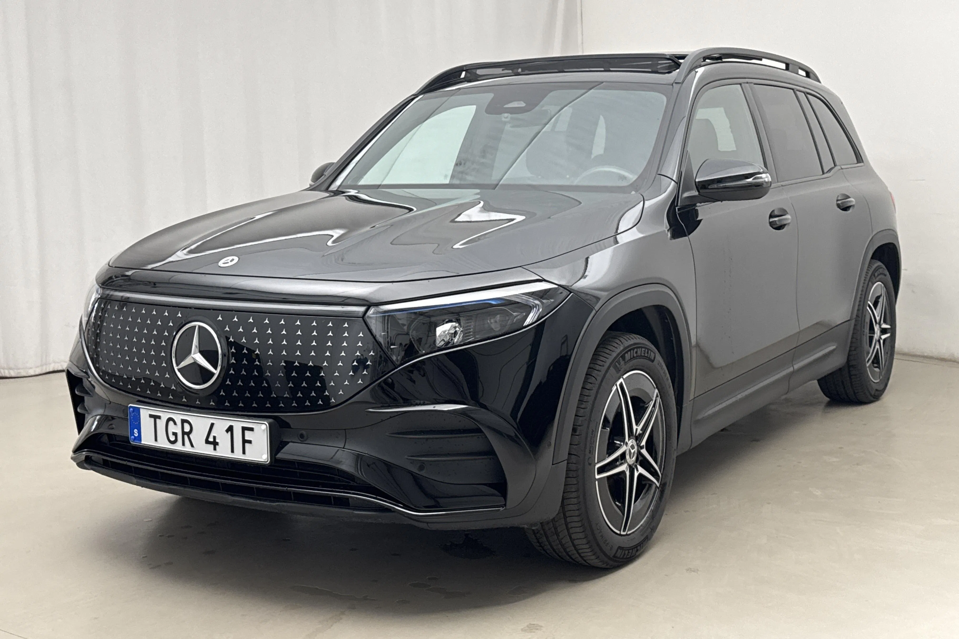 Presentation photo 1 of 23: Mercedes EQB 300 4MATIC X243 (228hk) - 10 200 km - Automatic - black - 2026