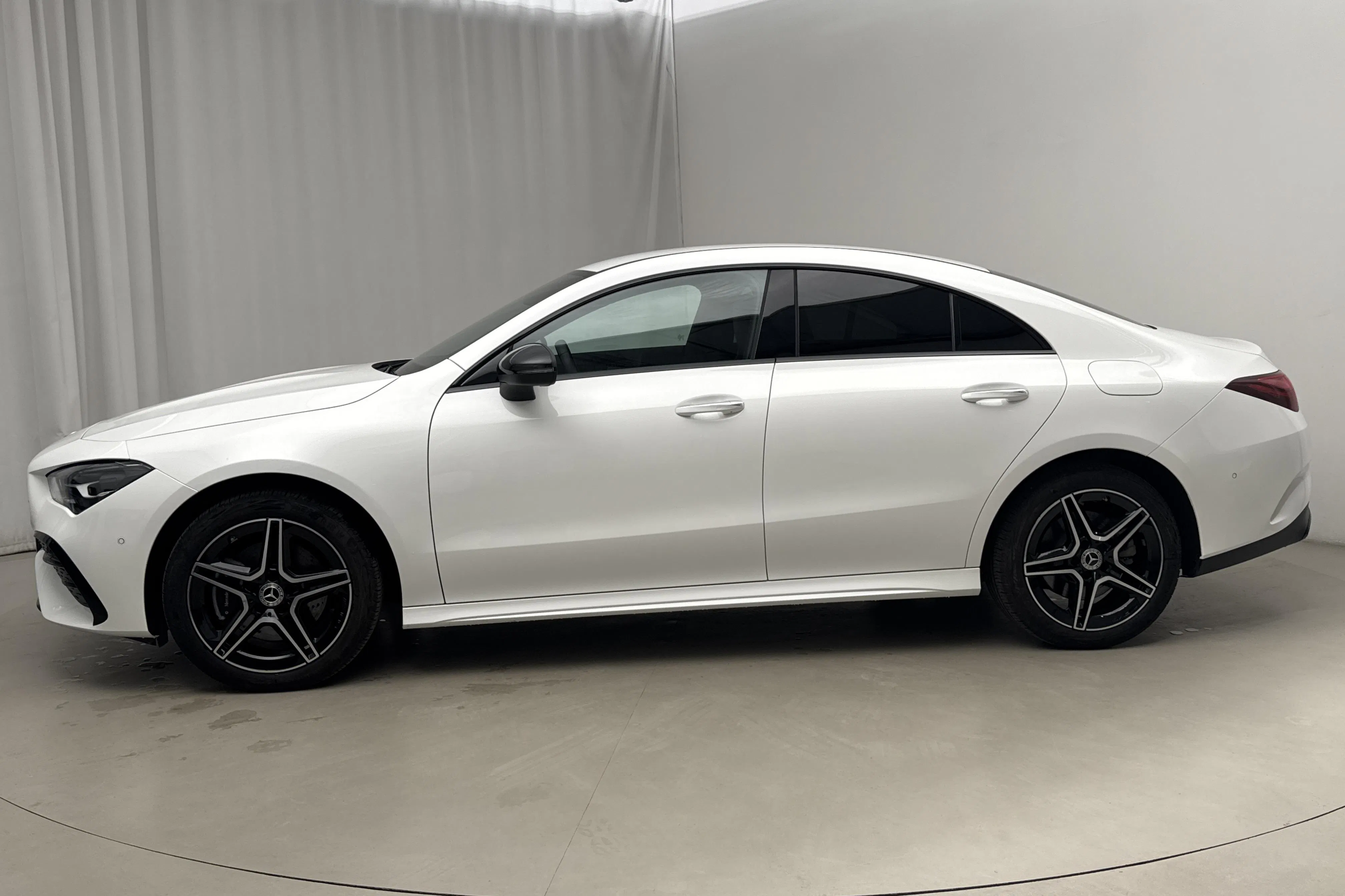 Presentation photo 2 of 21: Mercedes CLA 250 e Coupé C118 (218hk) - 8 400 km - Automatic - white - 2026