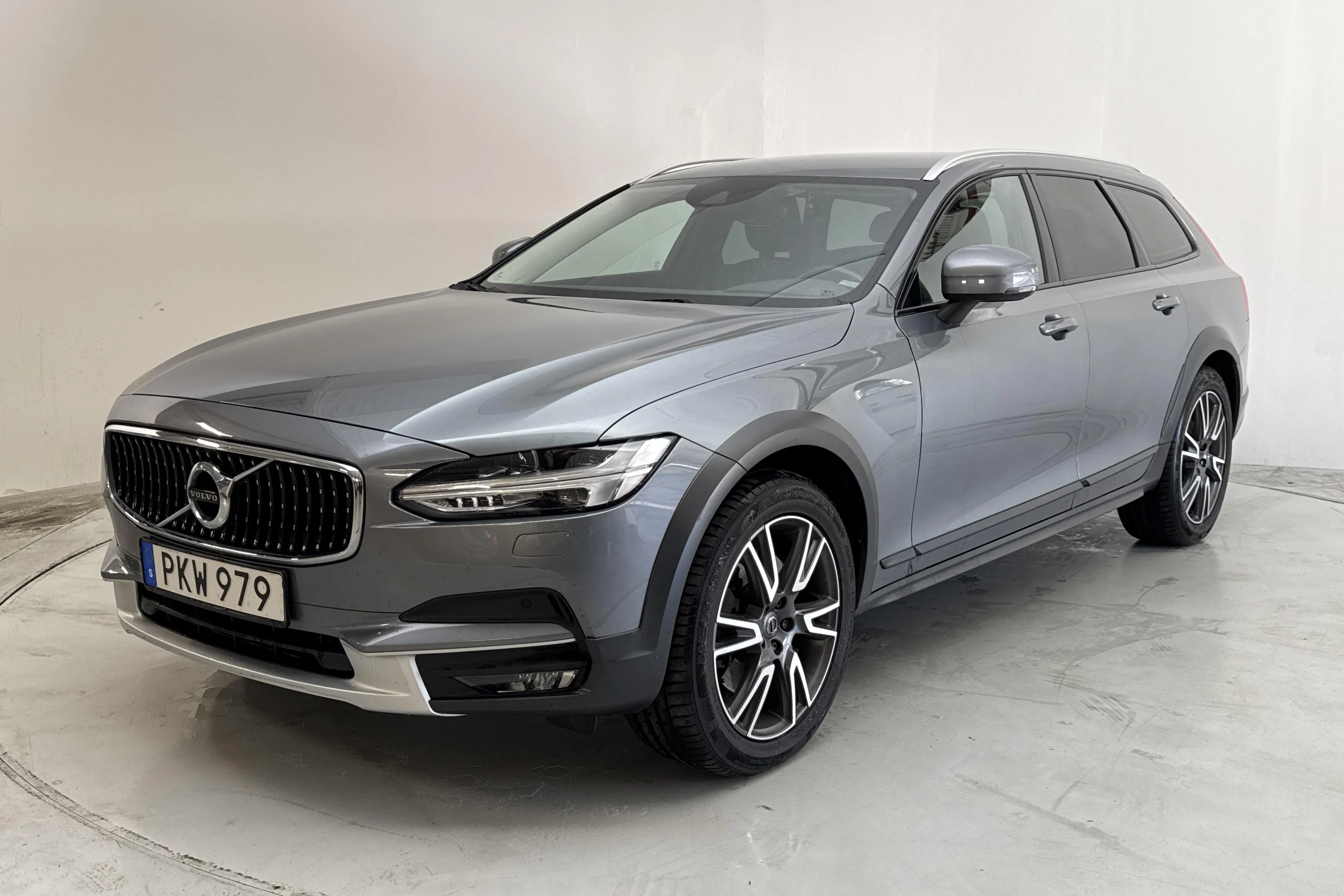 Presentationsfoto 1 av 14: Volvo V90 D4 Cross Country AWD (190hk) - 15 188 mil - Automat - grå - 2018
