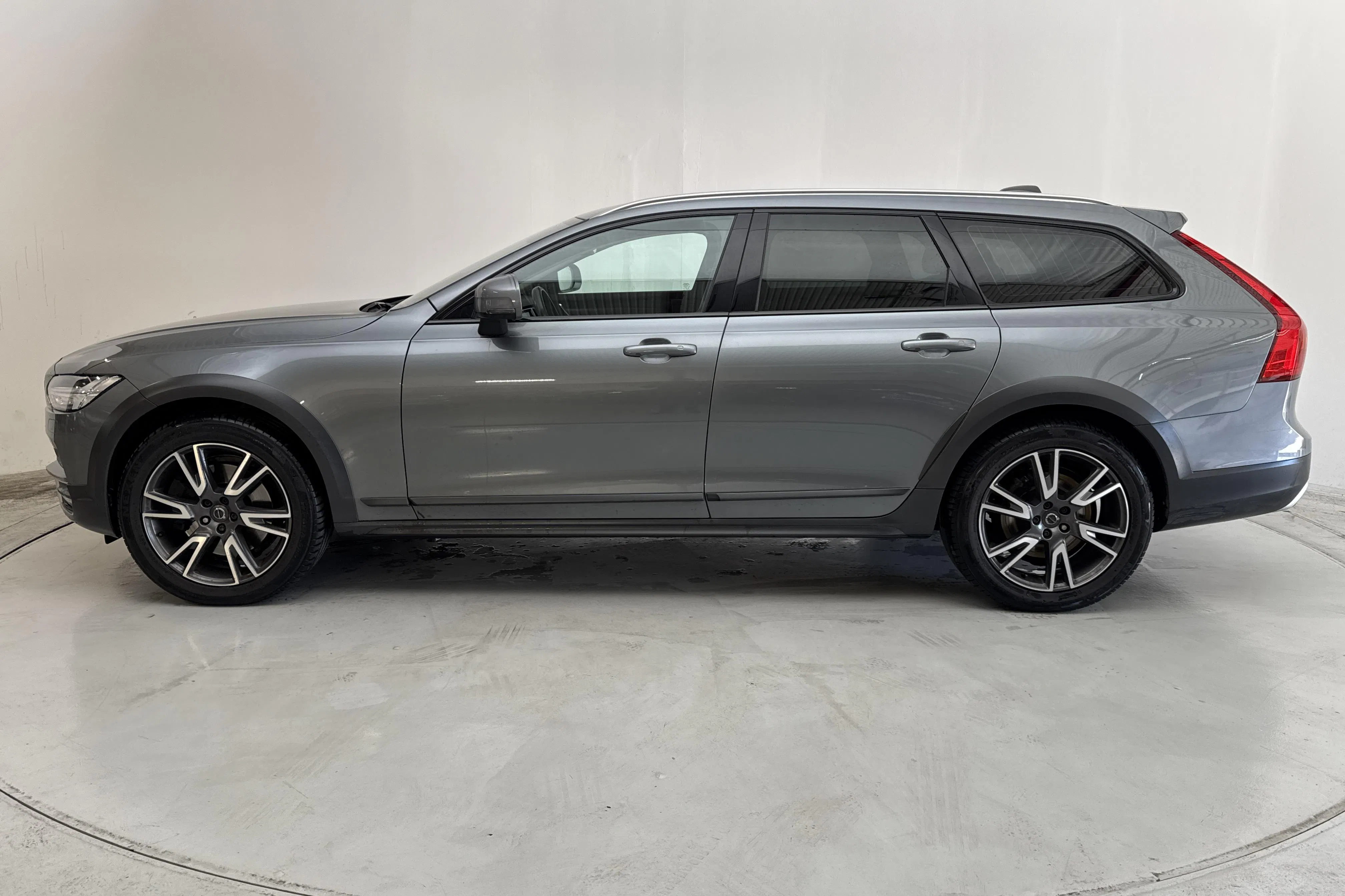 Presentationsfoto 2 av 14: Volvo V90 D4 Cross Country AWD (190hk) - 15 188 mil - Automat - grå - 2018