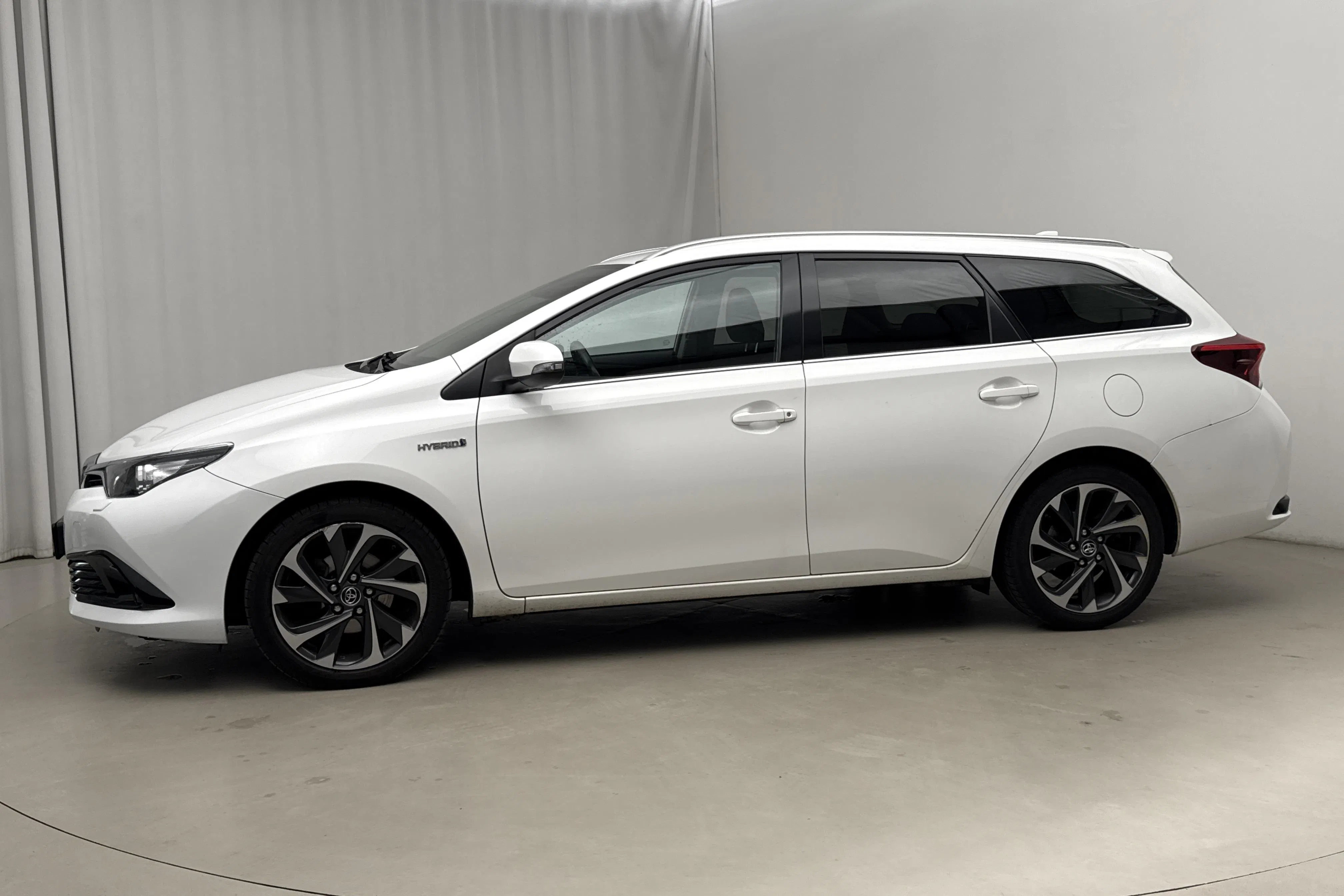 Presentation photo 2 of 16: Toyota Auris 1.8 HSD Touring Sports (99hk) - 132 520 km - Automatic - white - 2016
