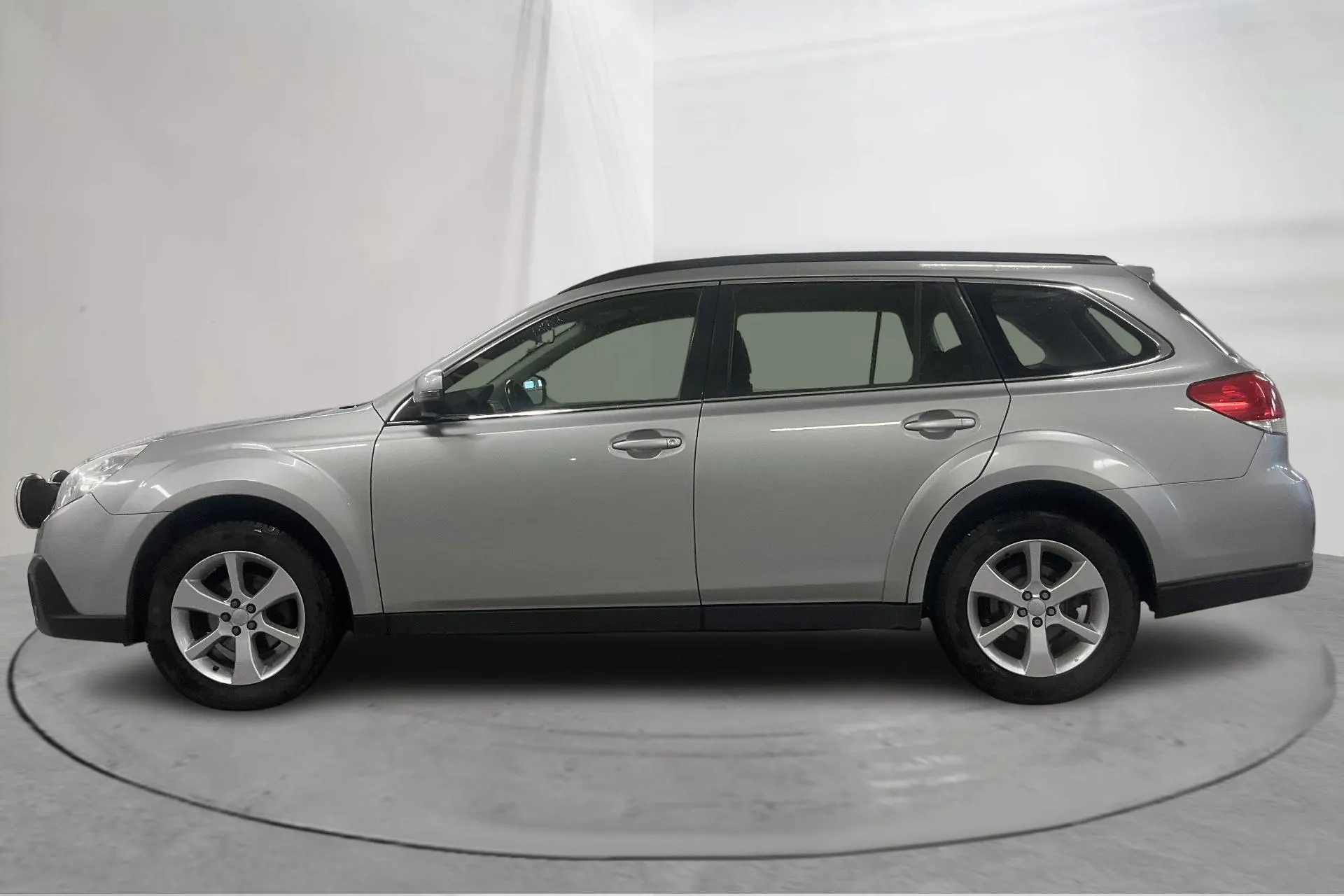Presentationsfoto 2 av 20: Subaru Outback 2.5i (173hk) - 22 490 mil - Automat - silver - 2014