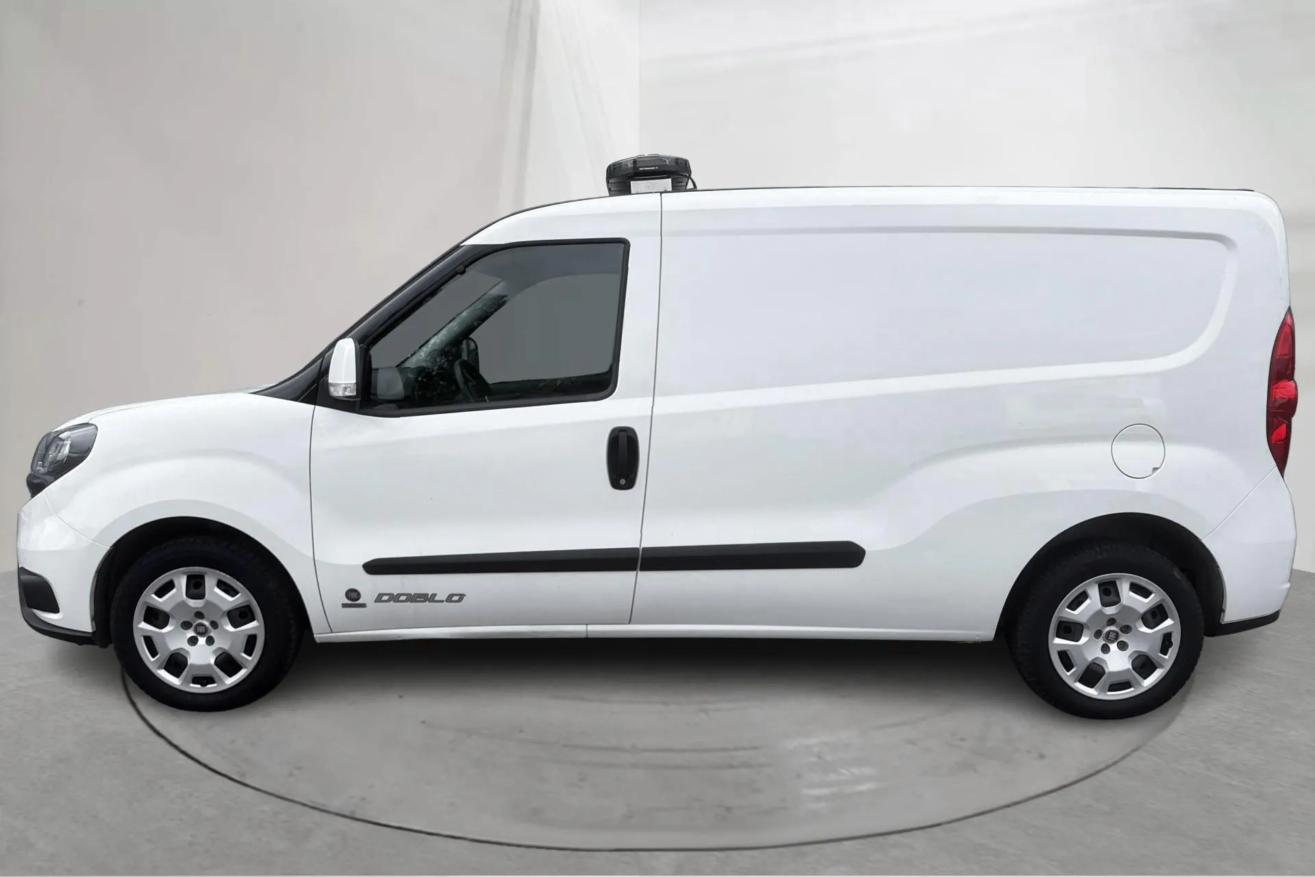 Presentationsfoto 2 av 20: Fiat Doblo Cargo 1.4T CNG (120hk) - 5 267 mil - Manuell - vit - 2021