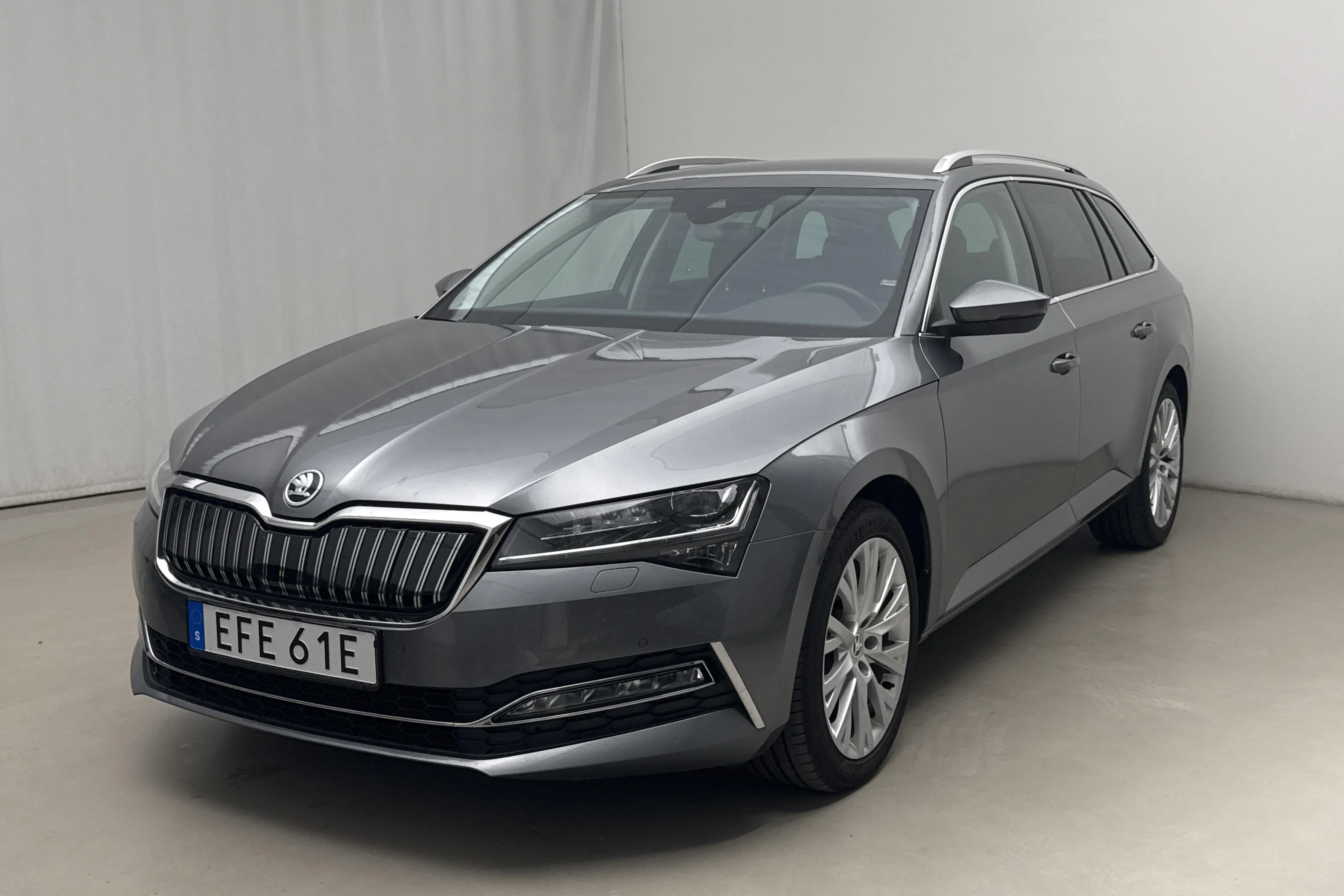 Presentationsfoto 1 av 19: Skoda Superb 1.4 TSI PHEV Kombi (218hk) - 10 190 mil - Automat - grå - 2023