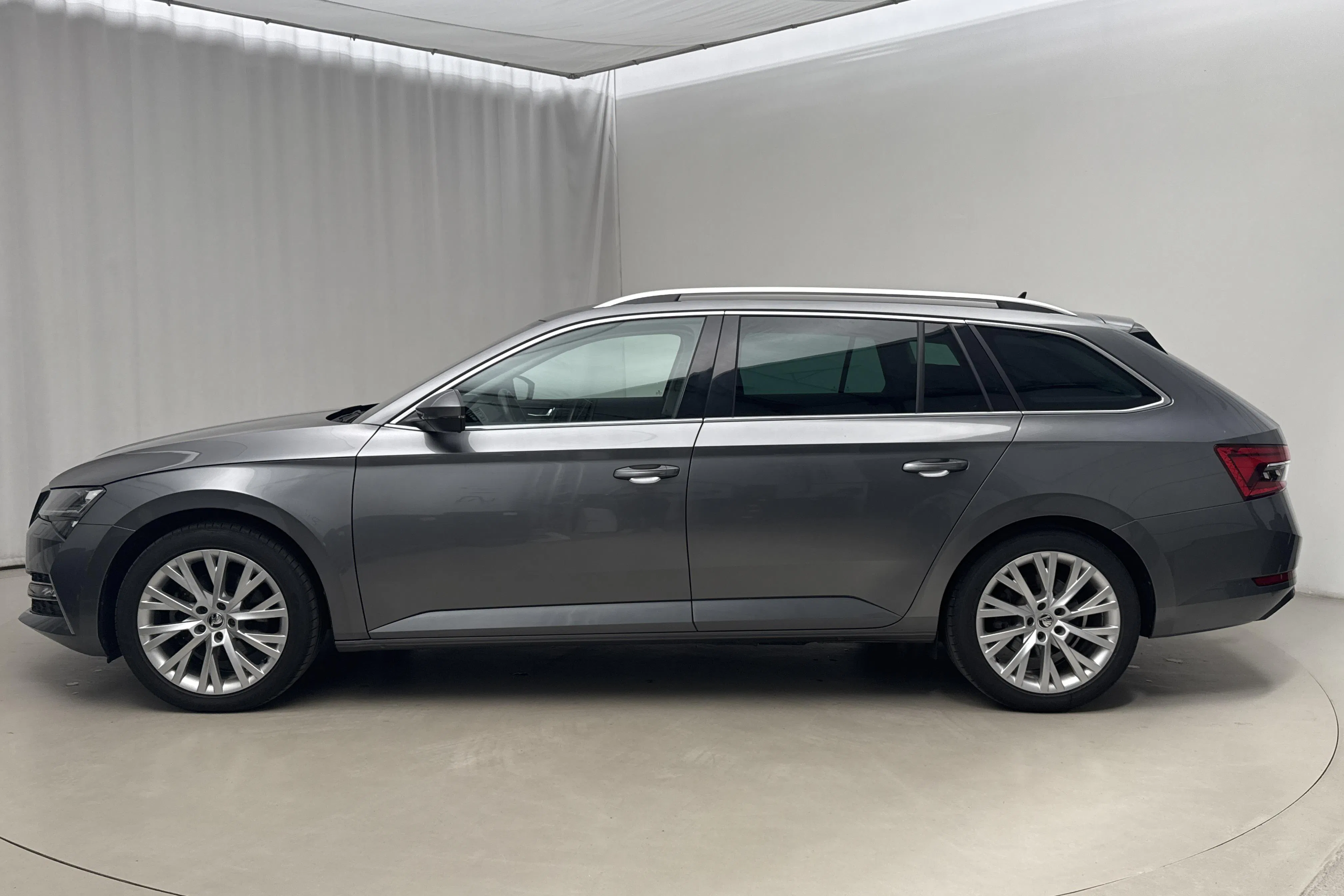 Presentationsfoto 2 av 19: Skoda Superb 1.4 TSI PHEV Kombi (218hk) - 10 190 mil - Automat - grå - 2023