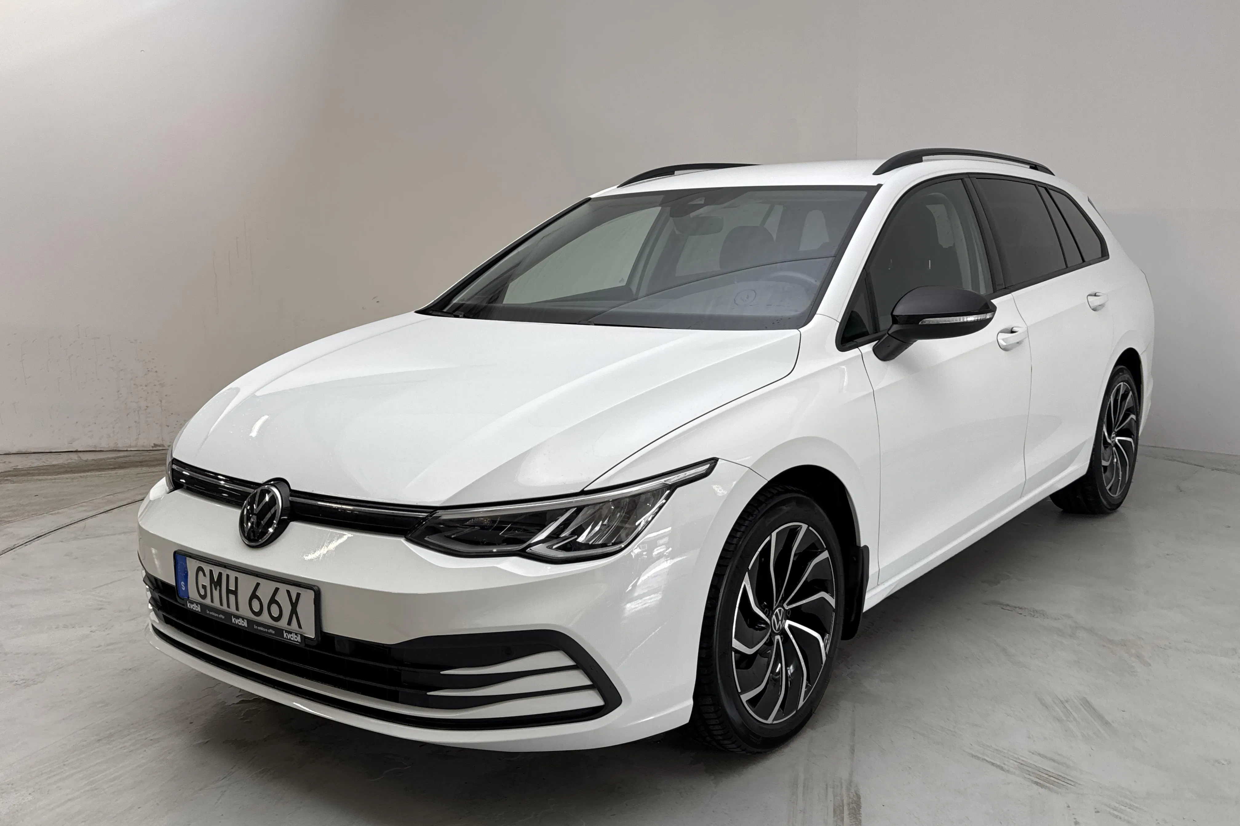 Presentation photo 1 of 14: VW Golf VIII 1.5 eTSI Sportscombi (130hk) - 34 290 km - Automatic - white - 2021