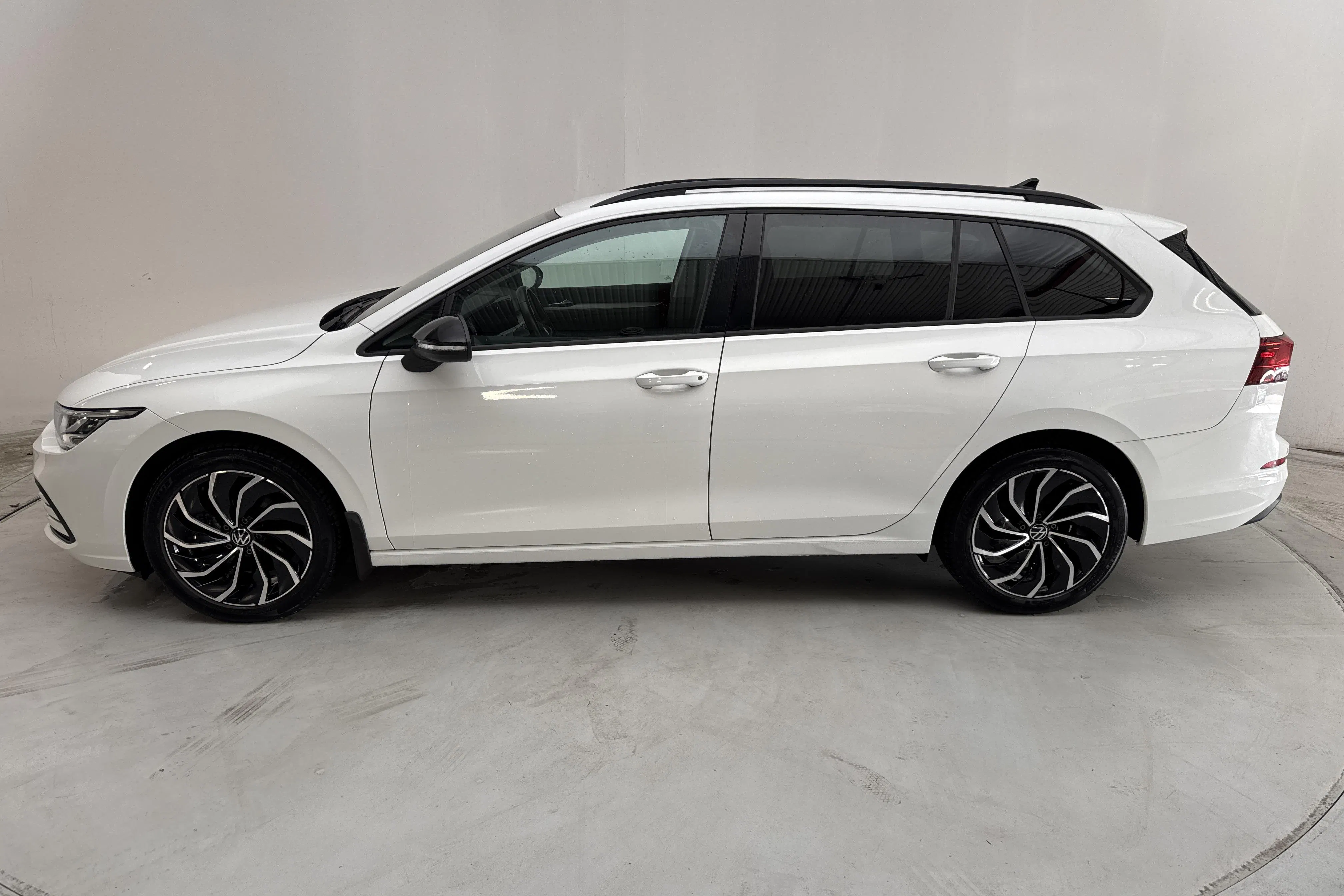 Presentation photo 2 of 14: VW Golf VIII 1.5 eTSI Sportscombi (130hk) - 34 290 km - Automatic - white - 2021