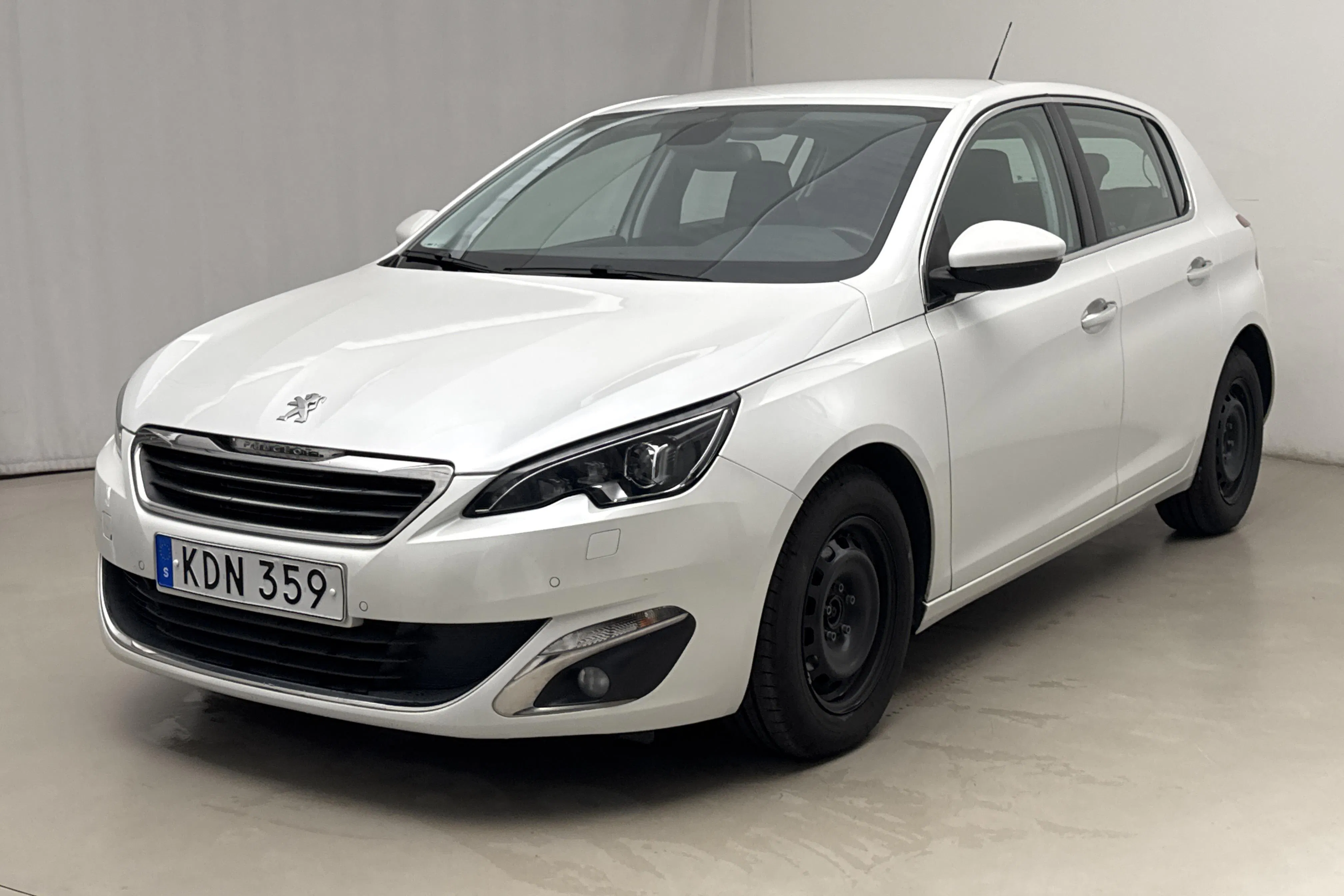 Presentationsfoto 1 av 15: Peugeot 308 BlueHDi 5dr (120hk) - 5 183 mil - Automat - vit - 2015
