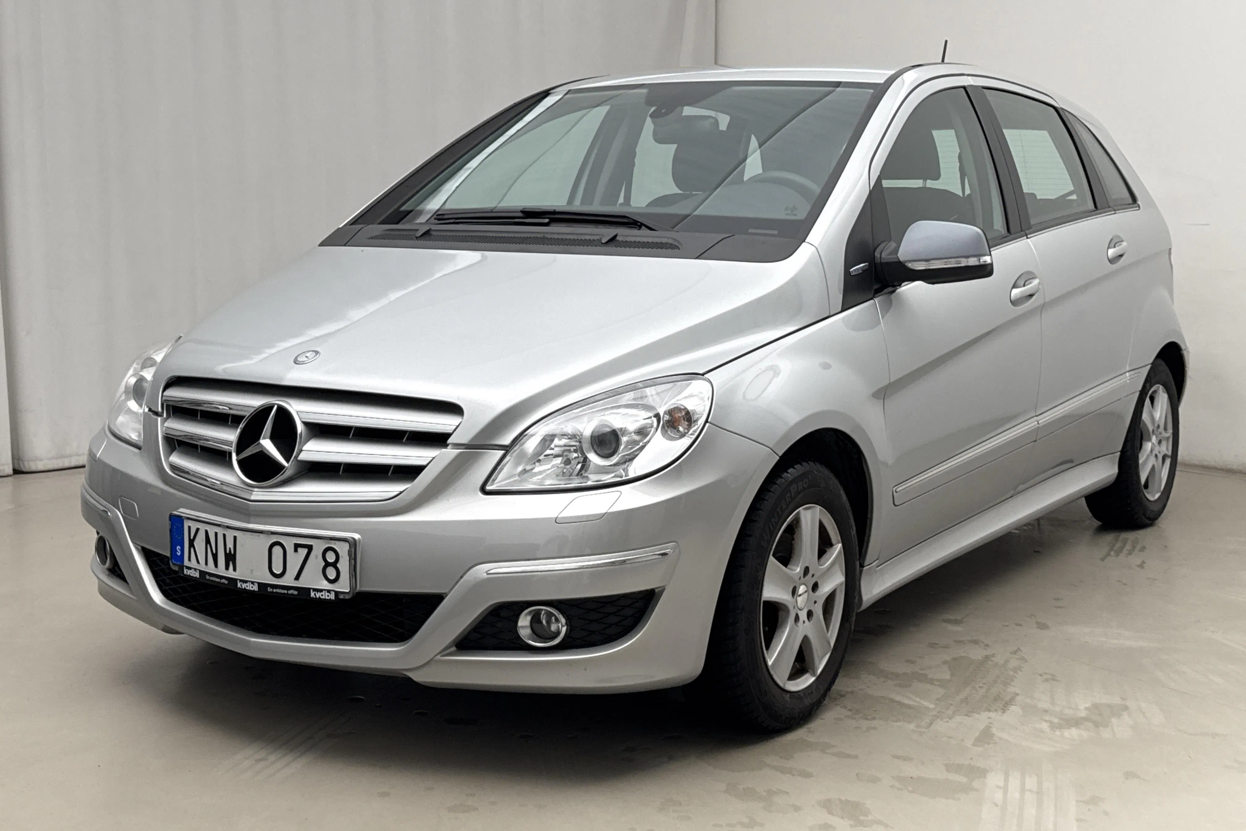 Presentationsfoto 1 av 15: Mercedes B 180 BlueEfficiency (116hk) - 9 181 mil - Manuell - silver - 2010