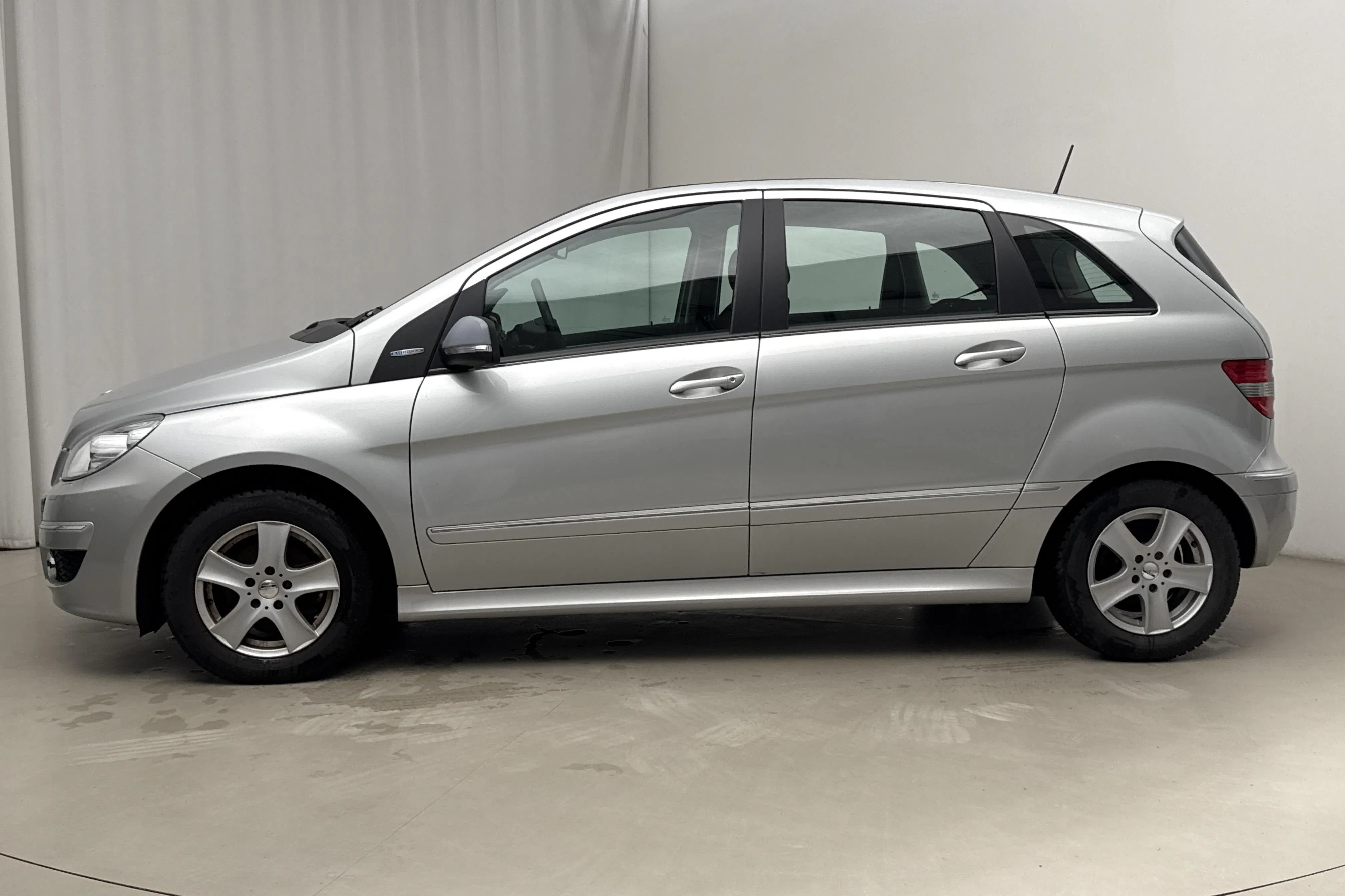 Presentationsfoto 2 av 15: Mercedes B 180 BlueEfficiency (116hk) - 9 181 mil - Manuell - silver - 2010