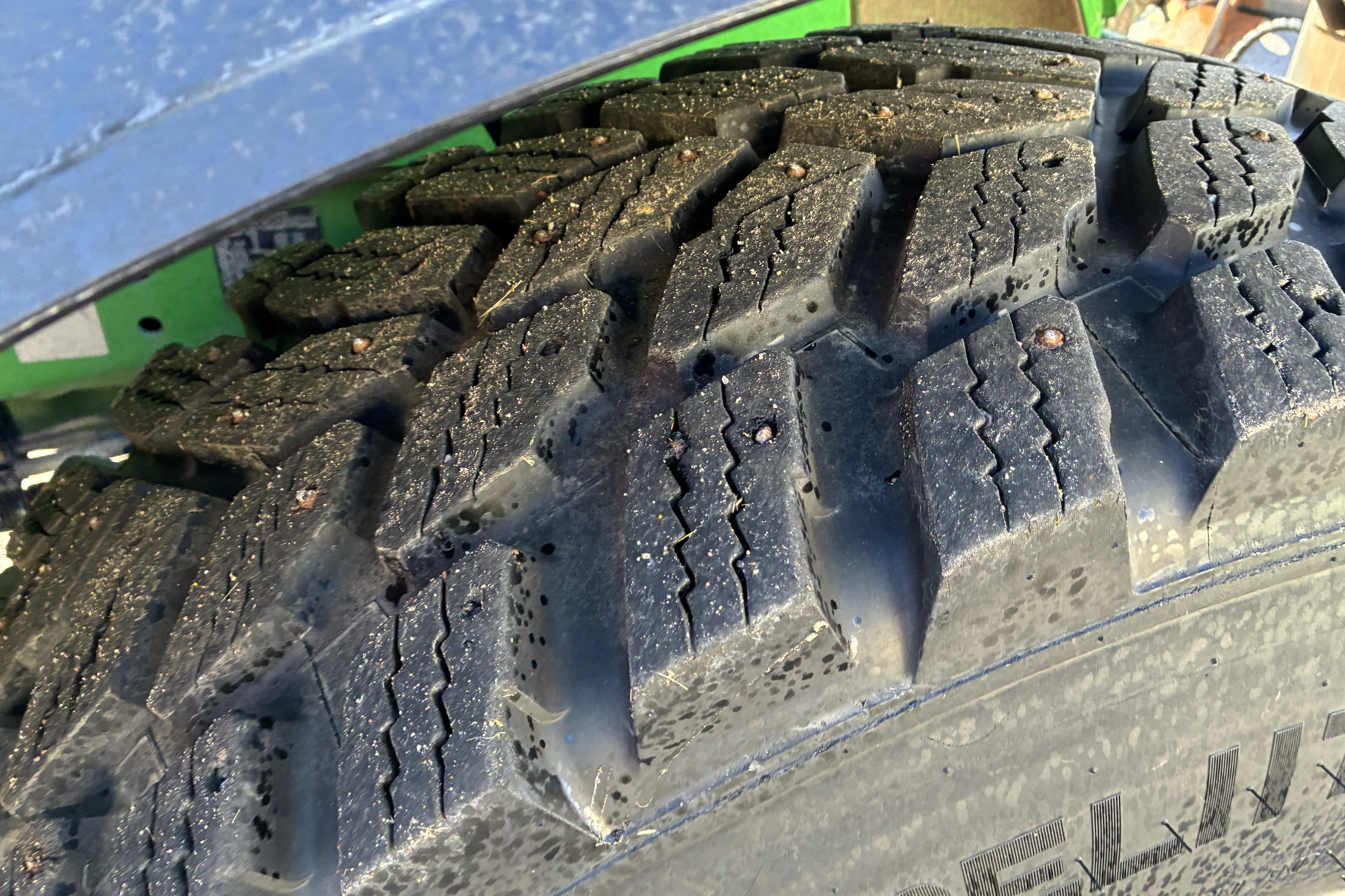 Presentation photo 47 of 47: JOHN DEERE 6130R med vikplog & saltspridare - 0 km - green - 2016