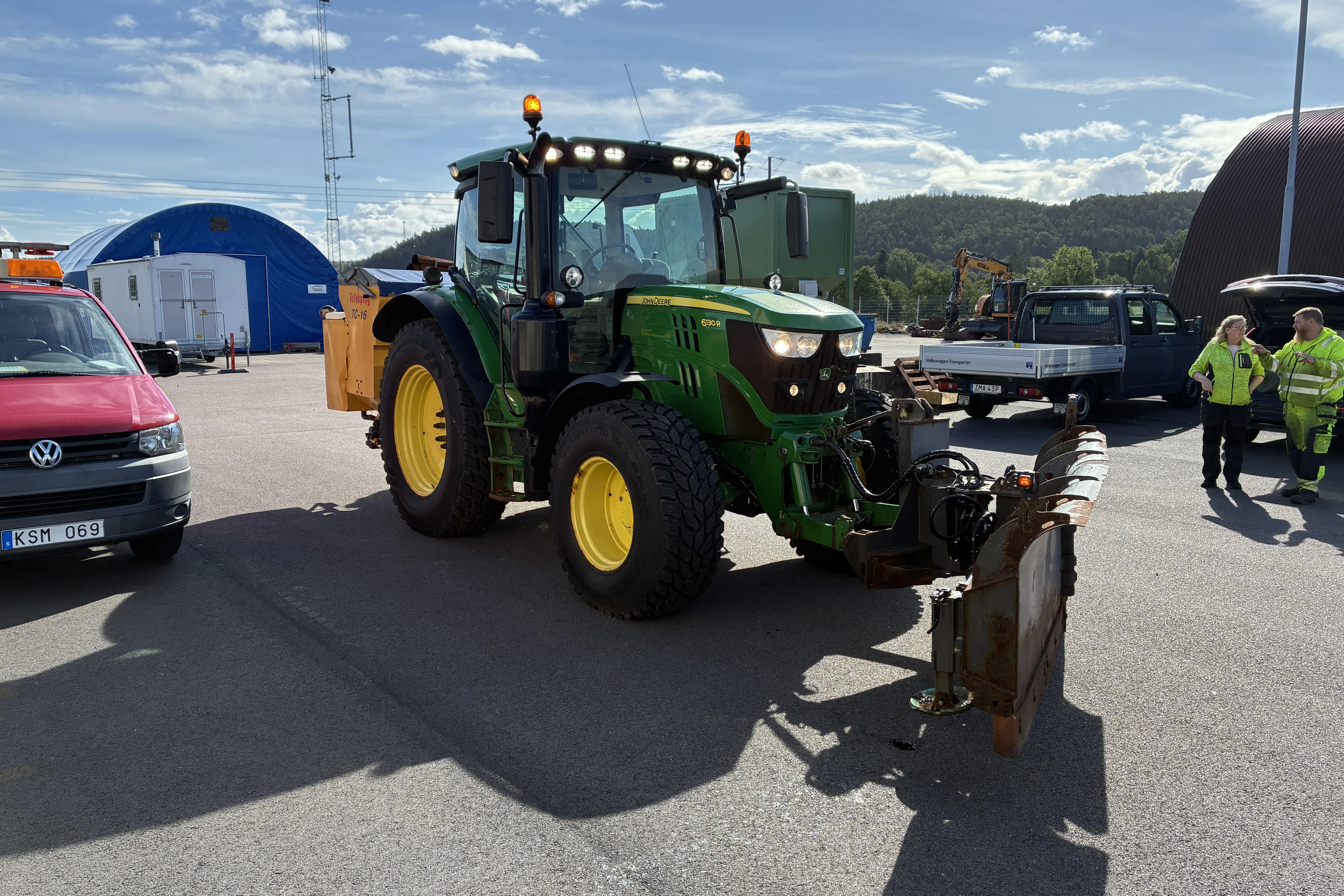 Presentation photo 2 of 47: JOHN DEERE 6130R med vikplog & saltspridare - 0 km - green - 2016