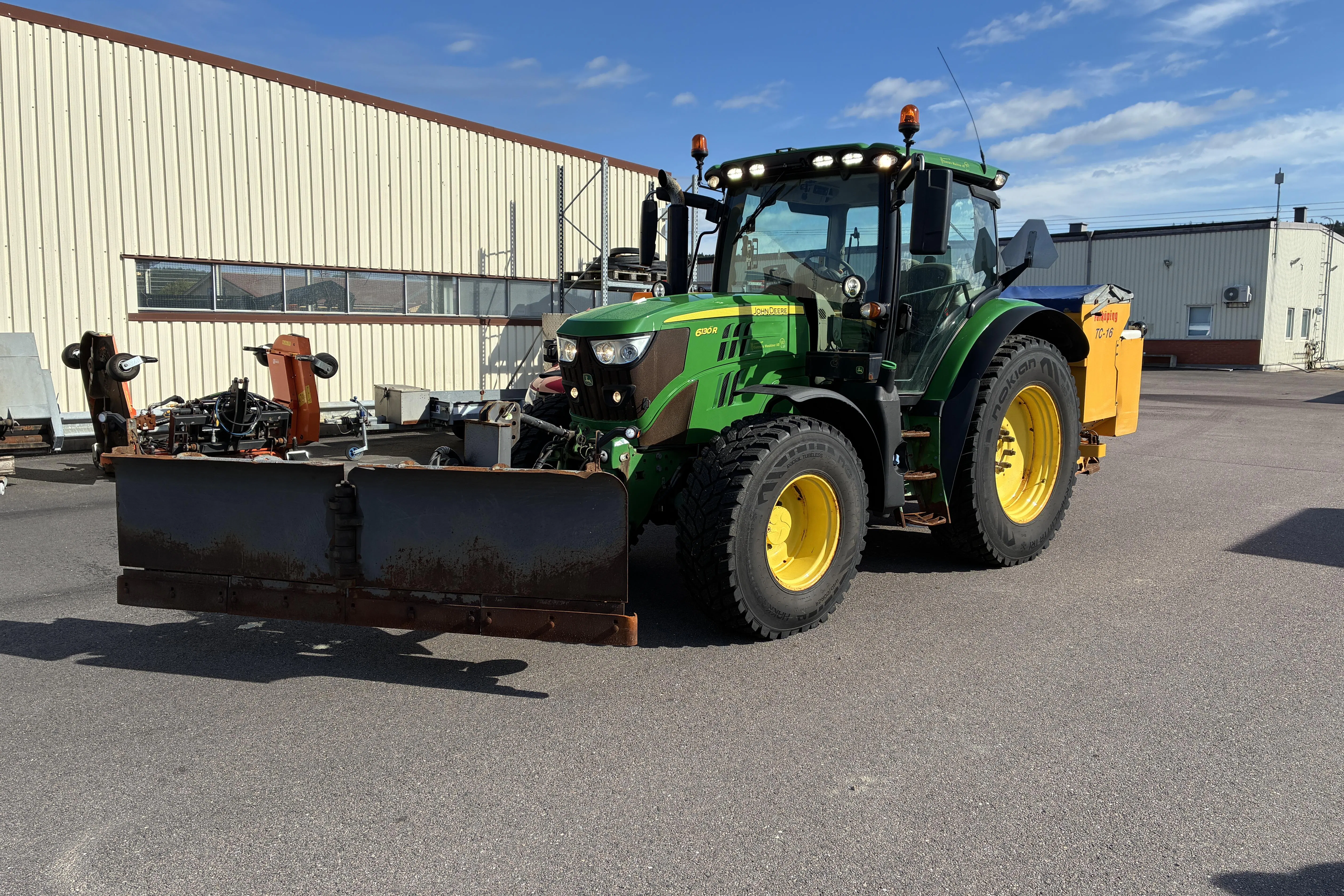 Presentation photo 1 of 47: JOHN DEERE 6130R med vikplog & saltspridare - 0 km - green - 2016