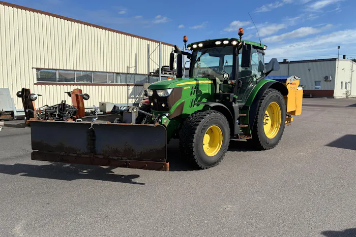 JOHN DEERE 6130R med vikplog & saltspridare