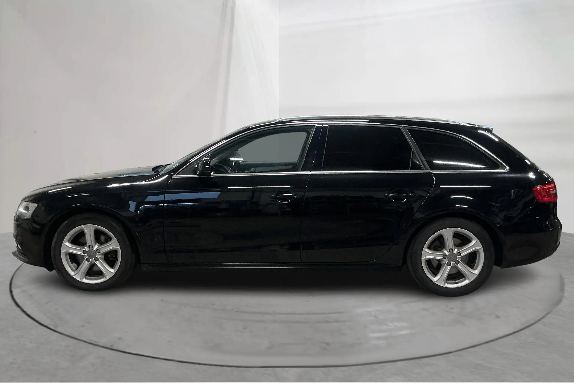 Presentationsfoto 2 av 15: Audi A4 2.0 TDI Avant quattro (177hk) - 17 623 mil - Automat - svart - 2013