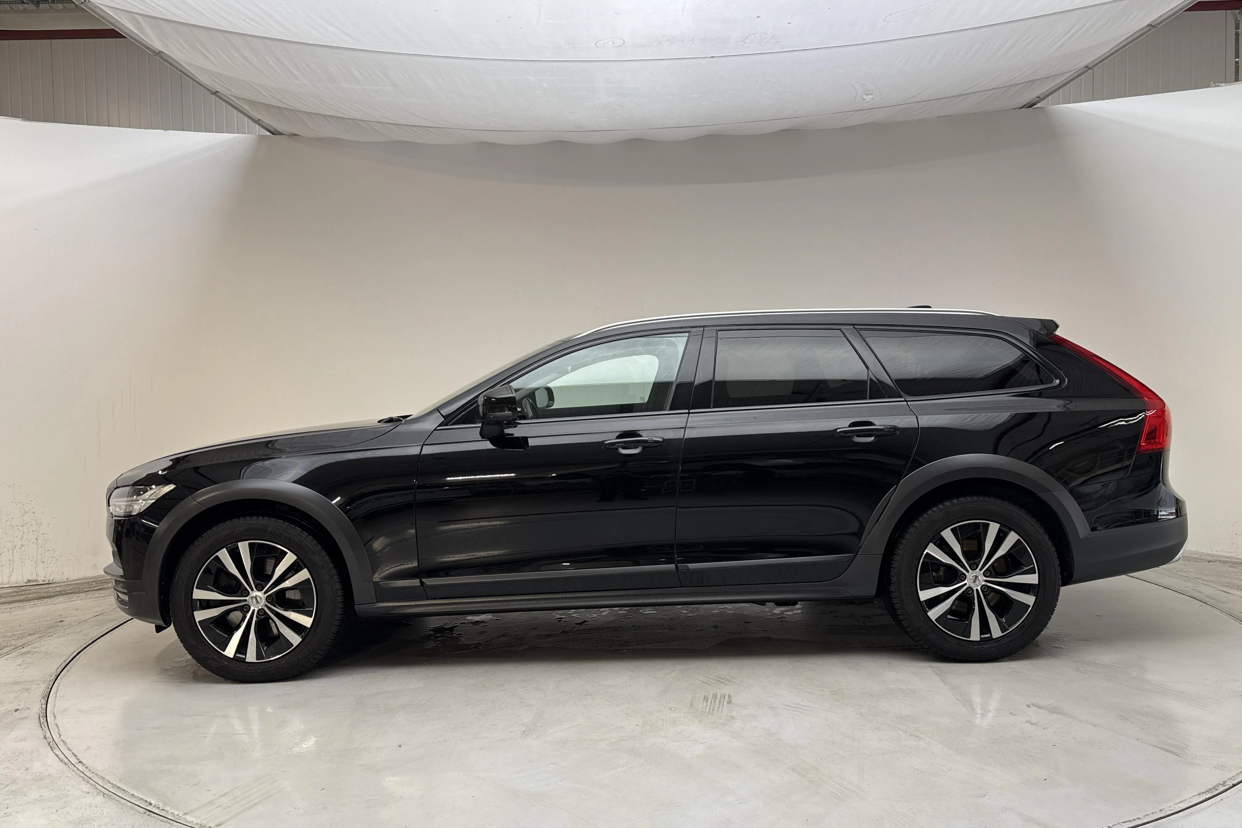 Presentation photo 2 of 16: Volvo V90 D4 Cross Country AWD (190hk) - 206 450 km - Automatic - black - 2020