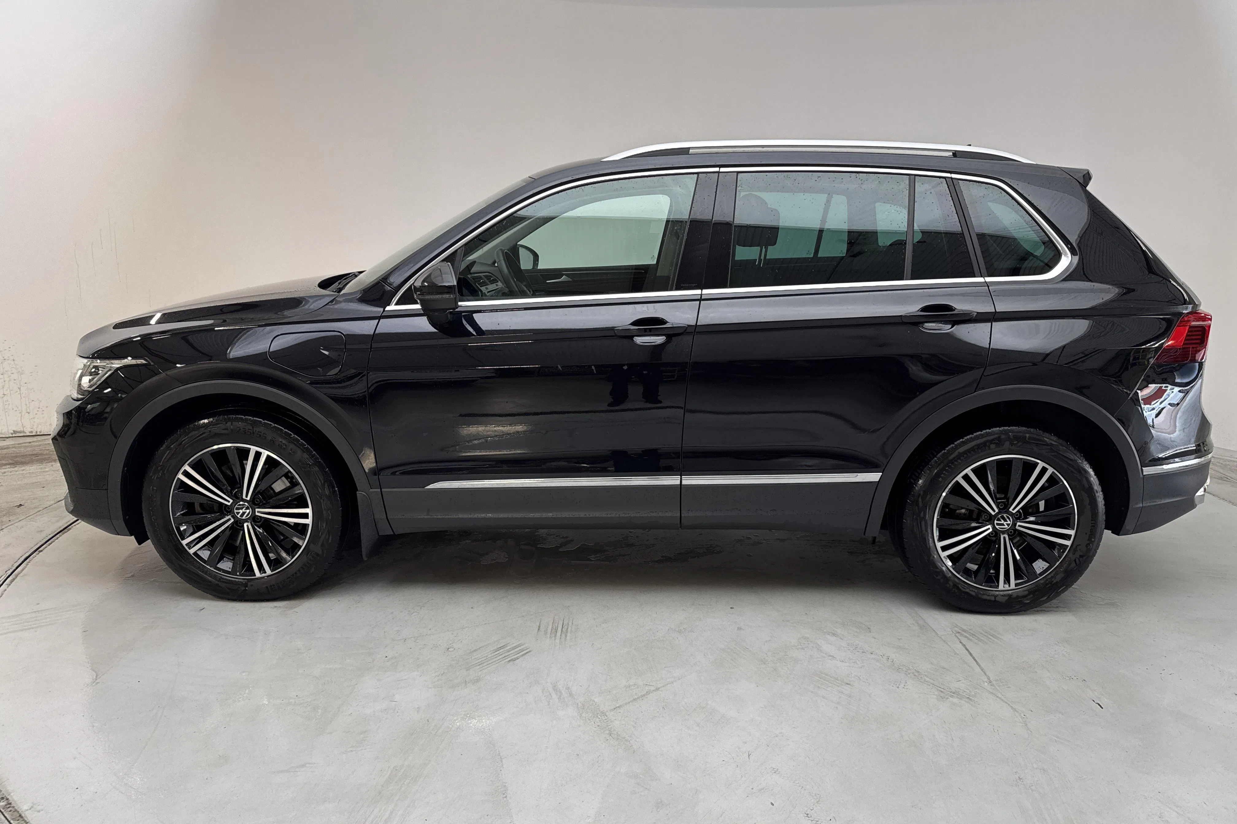 Presentationsfoto 2 av 14: VW Tiguan 1.4 TSI eHybrid (245hk) - 7 867 mil - Automat - svart - 2023