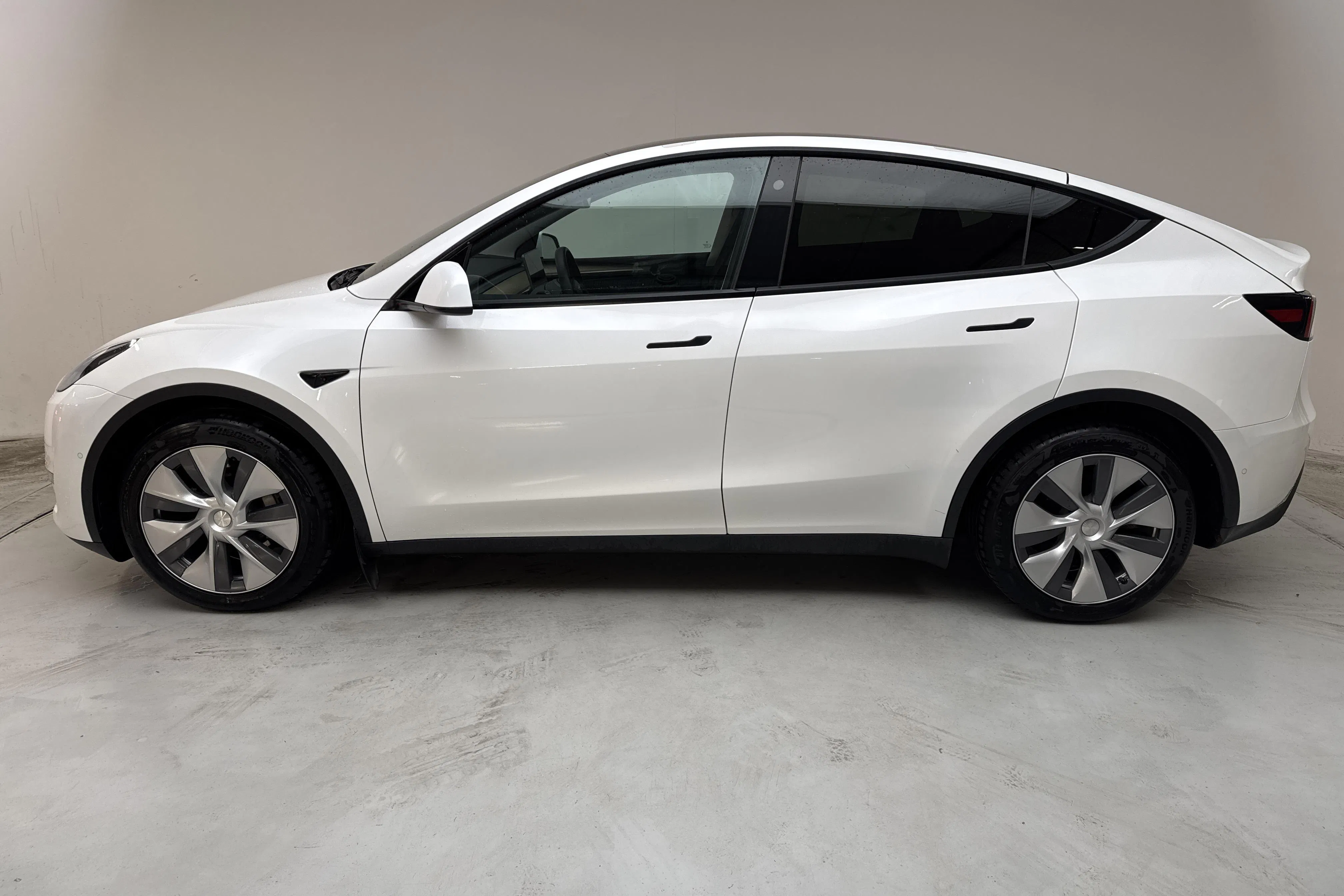 Presentationsfoto 2 av 16: Tesla Model Y Long Range Dual Motor AWD - 15 403 mil - Automat - vit - 2022