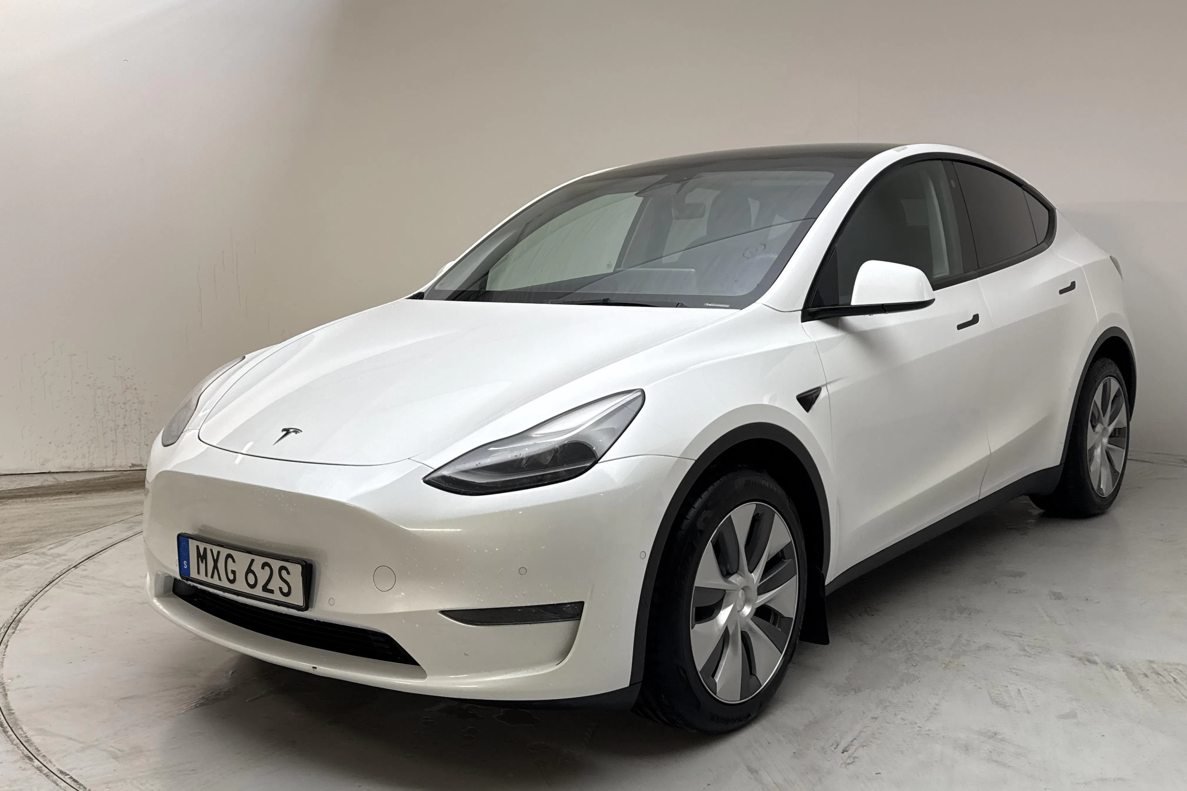 Presentationsfoto 1 av 16: Tesla Model Y Long Range Dual Motor AWD - 15 403 mil - Automat - vit - 2022