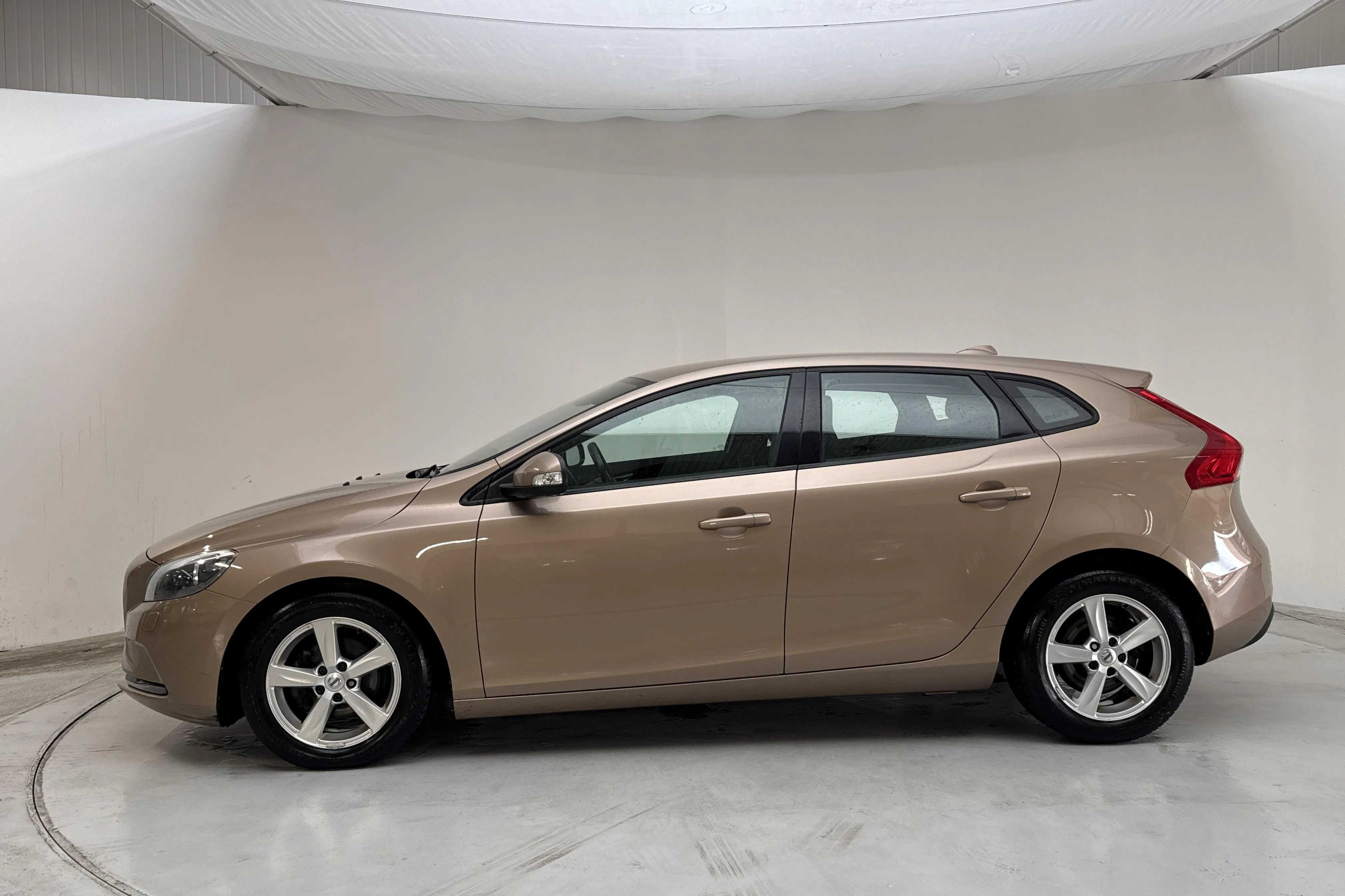 Presentation photo 2 of 13: Volvo V40 D2 (120hk) - 147 640 km - Manual - brown - 2017