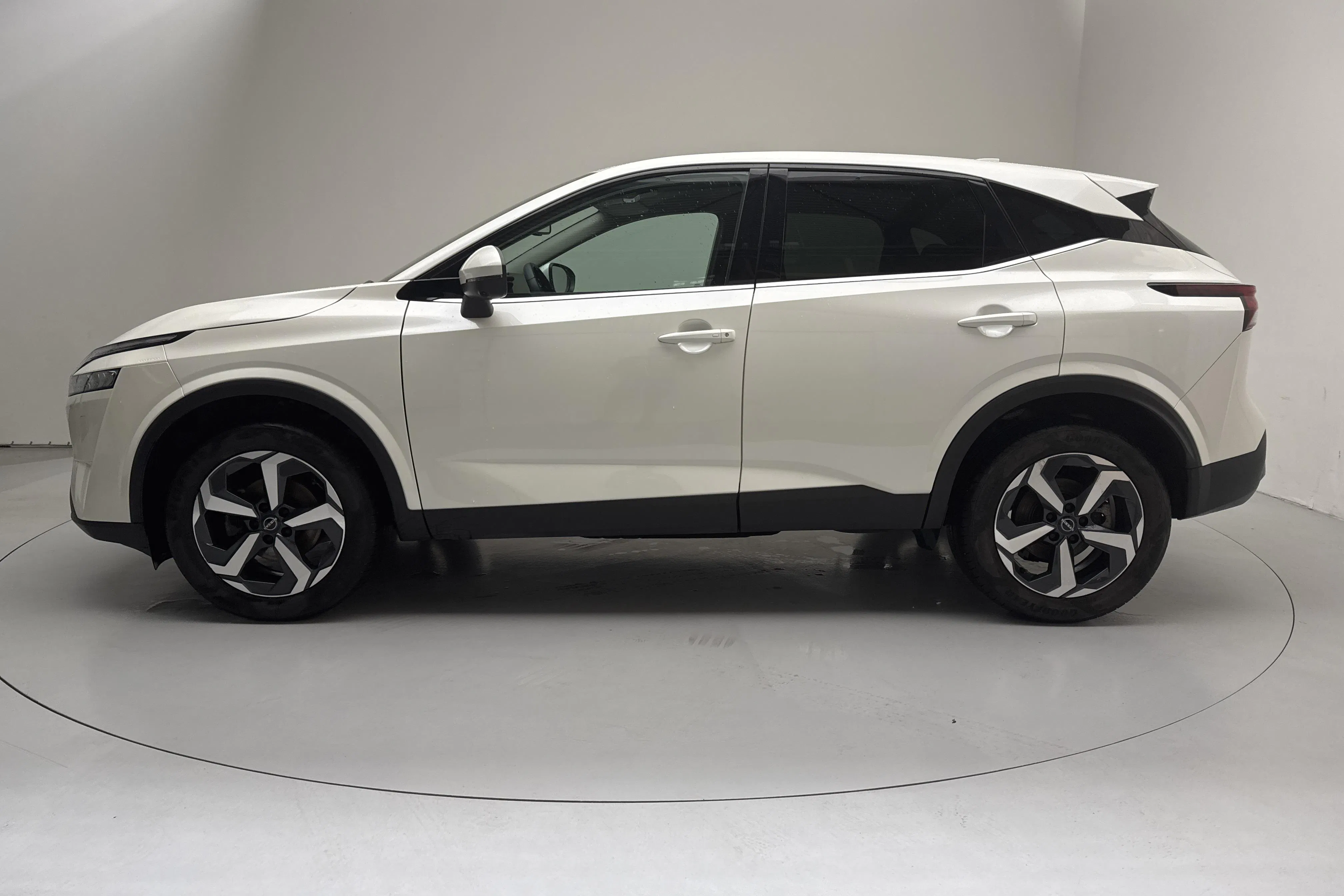 Presentationsfoto 2 av 14: Nissan Qashqai 1.3 MHEV (158hk) - 2 574 mil - Automat - vit - 2023
