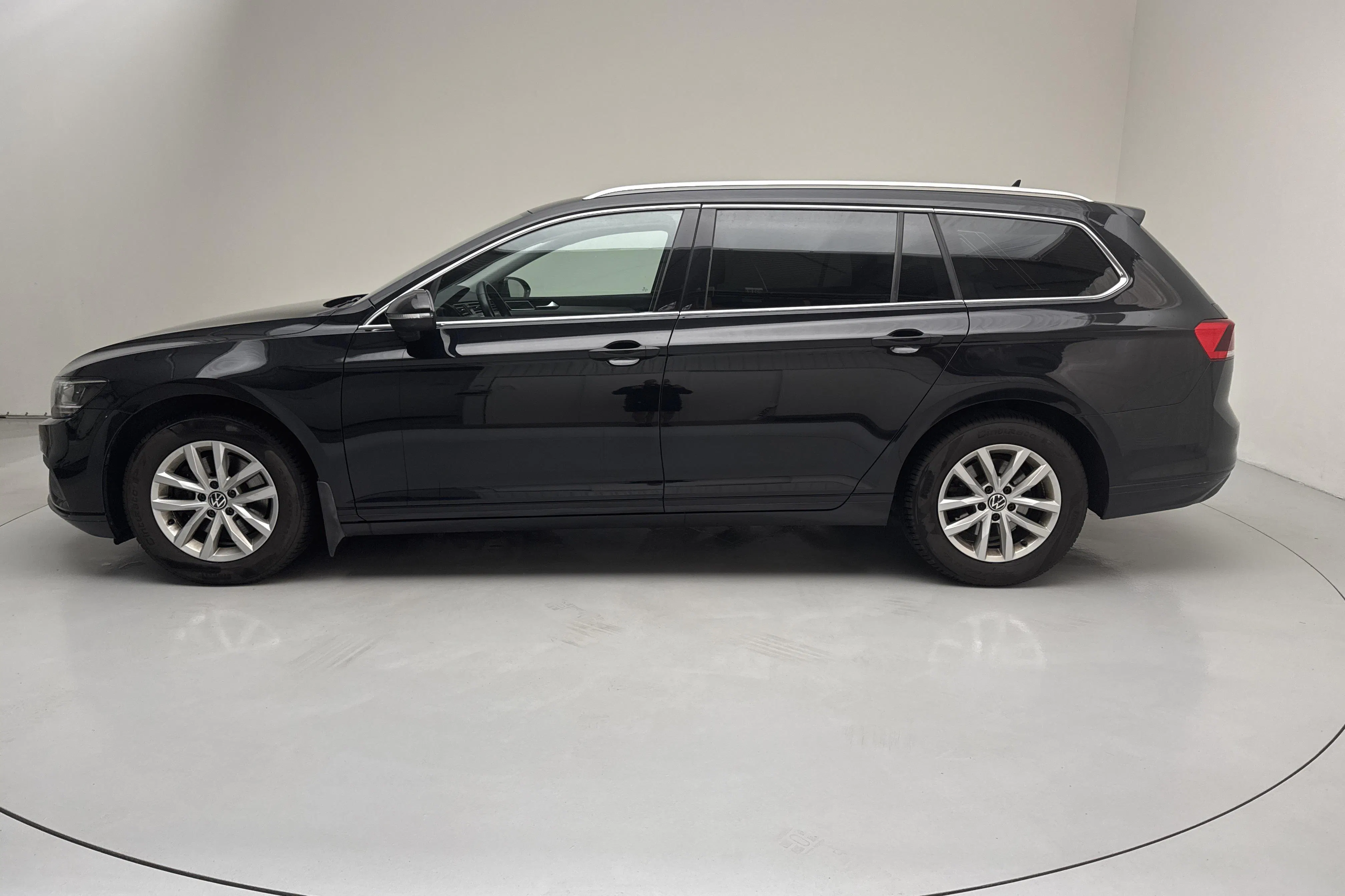 Presentationsfoto 2 av 15: VW Passat 1.5 TSI Sportscombi (150hk) - 10 451 mil - Automat - svart - 2023