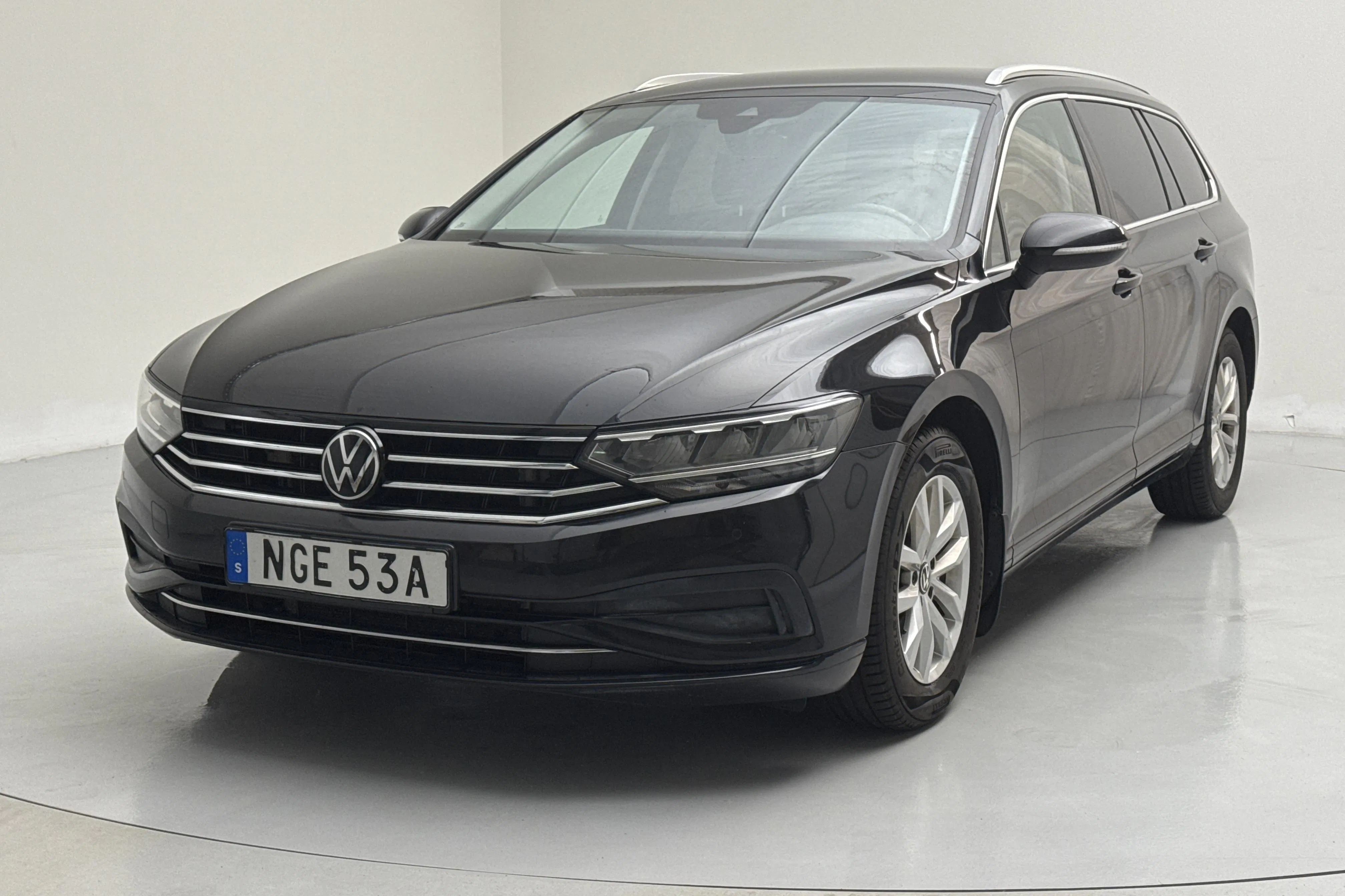 Presentationsfoto 1 av 15: VW Passat 1.5 TSI Sportscombi (150hk) - 10 451 mil - Automat - svart - 2023