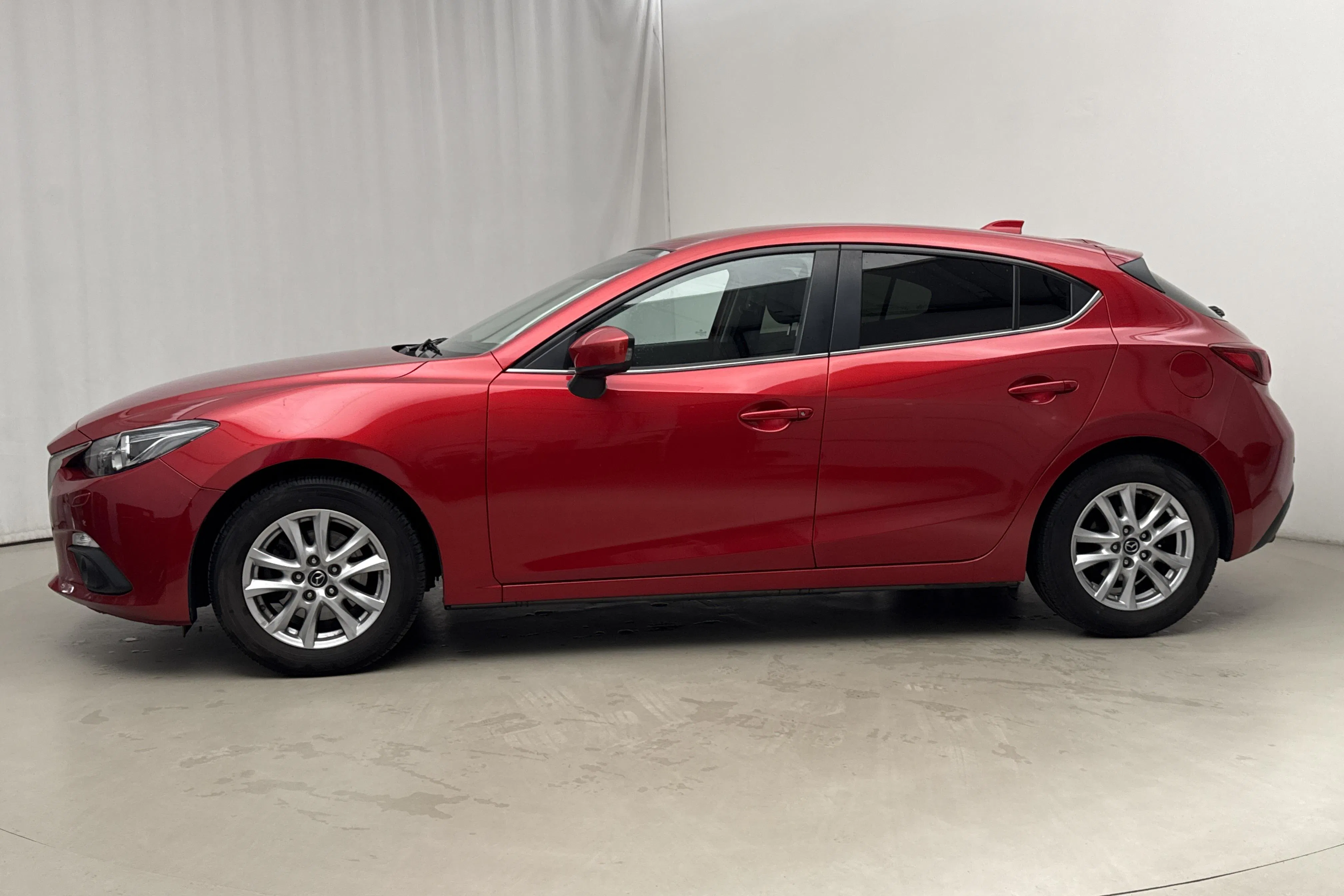 Presentationsfoto 2 av 16: Mazda 3 2.0 5dr (120hk) - 8 524 mil - Manuell - röd - 2014