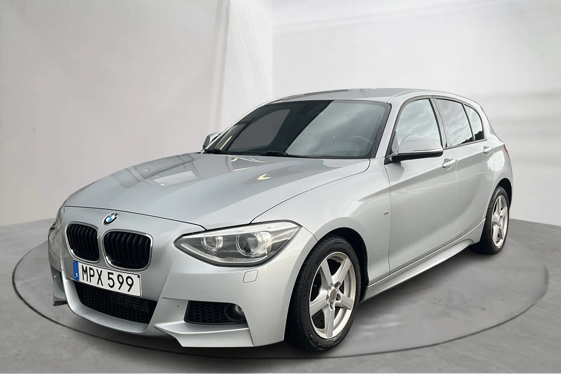 Presentationsfoto 1 av 15: BMW 116i 5dr, F20 (136hk) - 13 296 mil - Manuell - silver - 2015