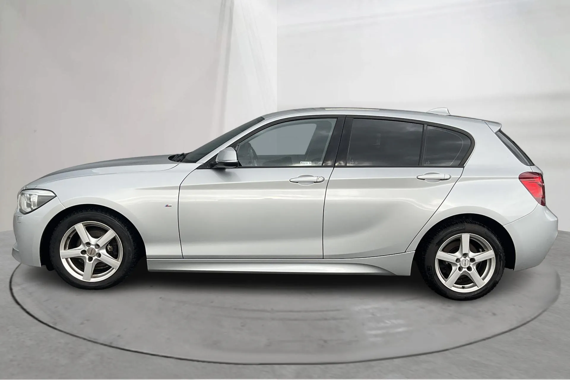 Presentationsfoto 2 av 15: BMW 116i 5dr, F20 (136hk) - 13 296 mil - Manuell - silver - 2015