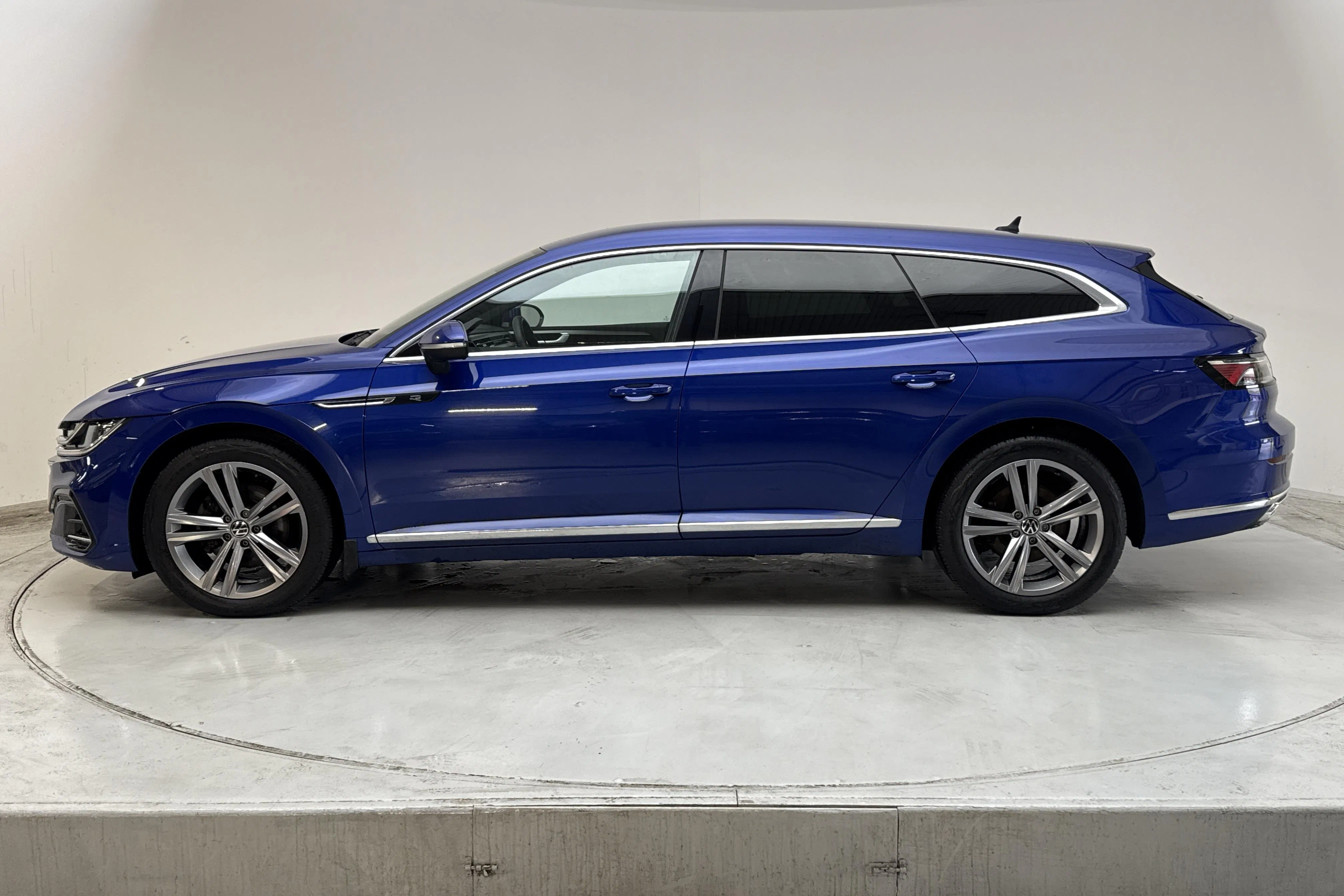 Presentation photo 2 of 17: VW Arteon Shooting Brake eHybrid 1.4 TSI (218hk) - 129 140 km - Automatic - dark blue - 2022