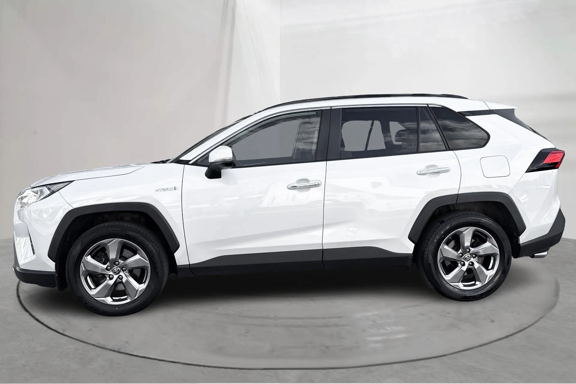 Presentationsfoto 2 av 18: Toyota RAV4 2.5 HSD AWD (222hk) - 21 025 mil - Automat - vit - 2019