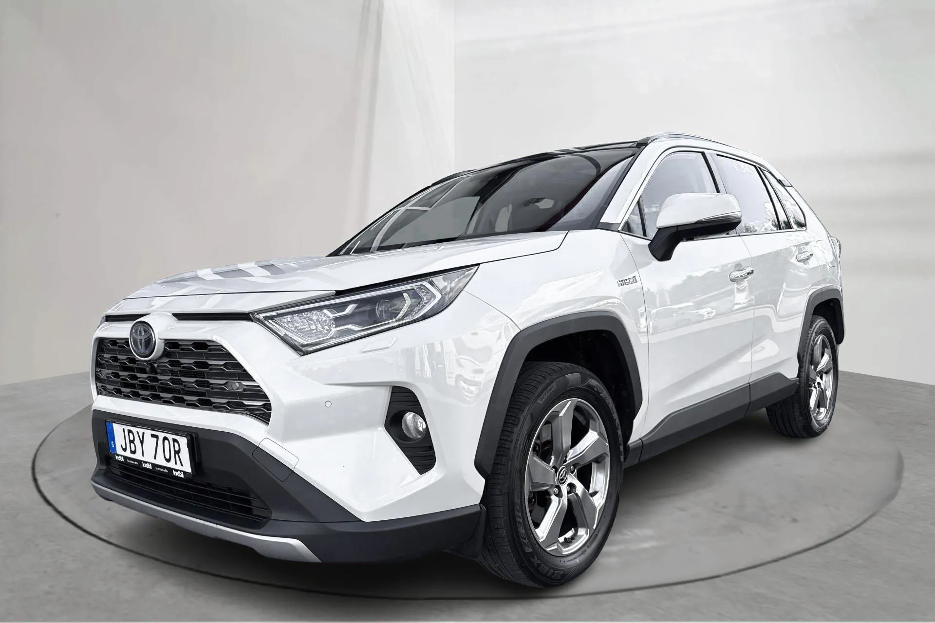 Presentationsfoto 1 av 18: Toyota RAV4 2.5 HSD AWD (222hk) - 21 025 mil - Automat - vit - 2019