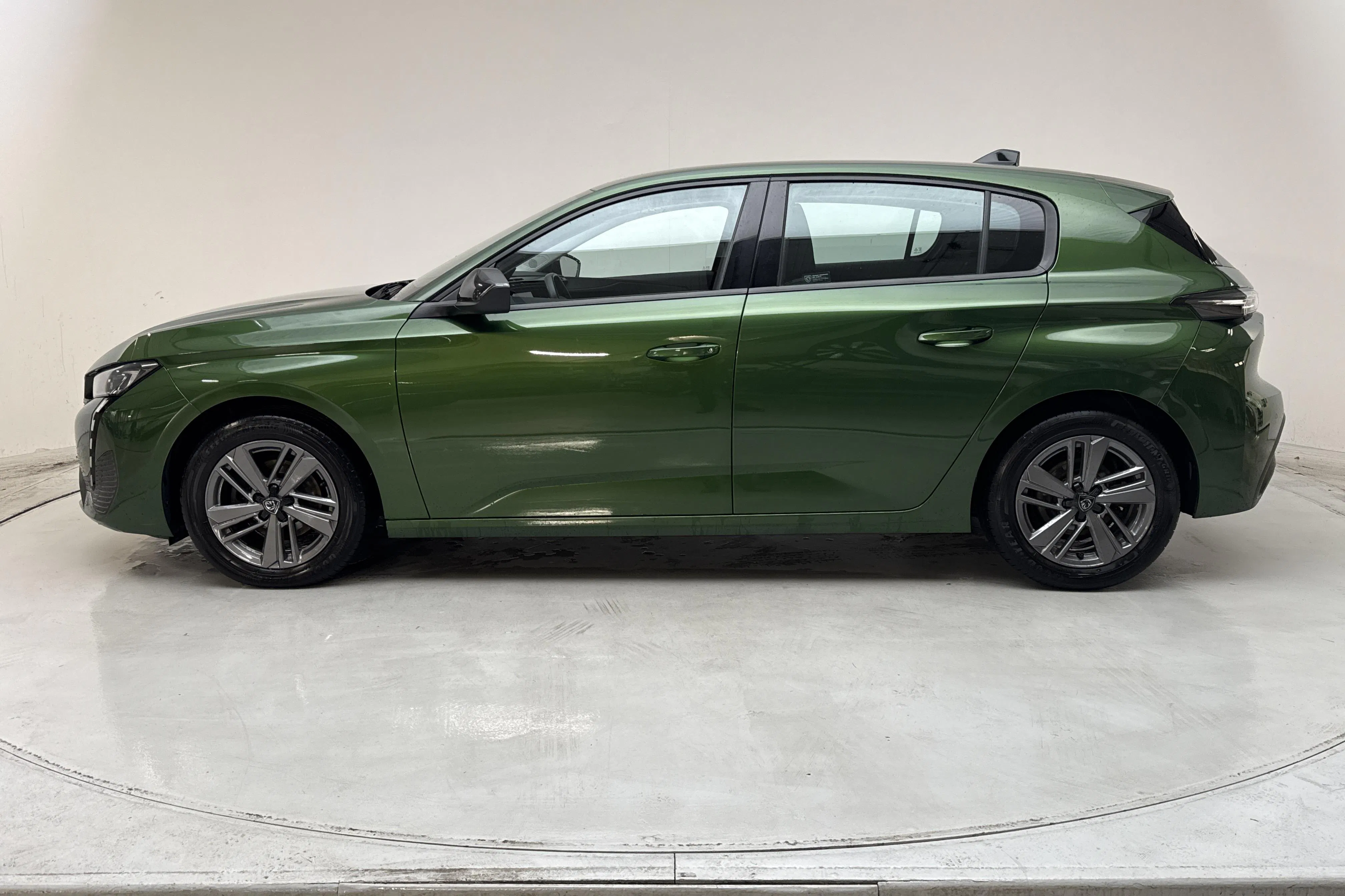 Presentation photo 2 of 12: Peugeot 308 1.2 PureTech 5dr (130hk) - 80 830 km - Automatic - green - 2022