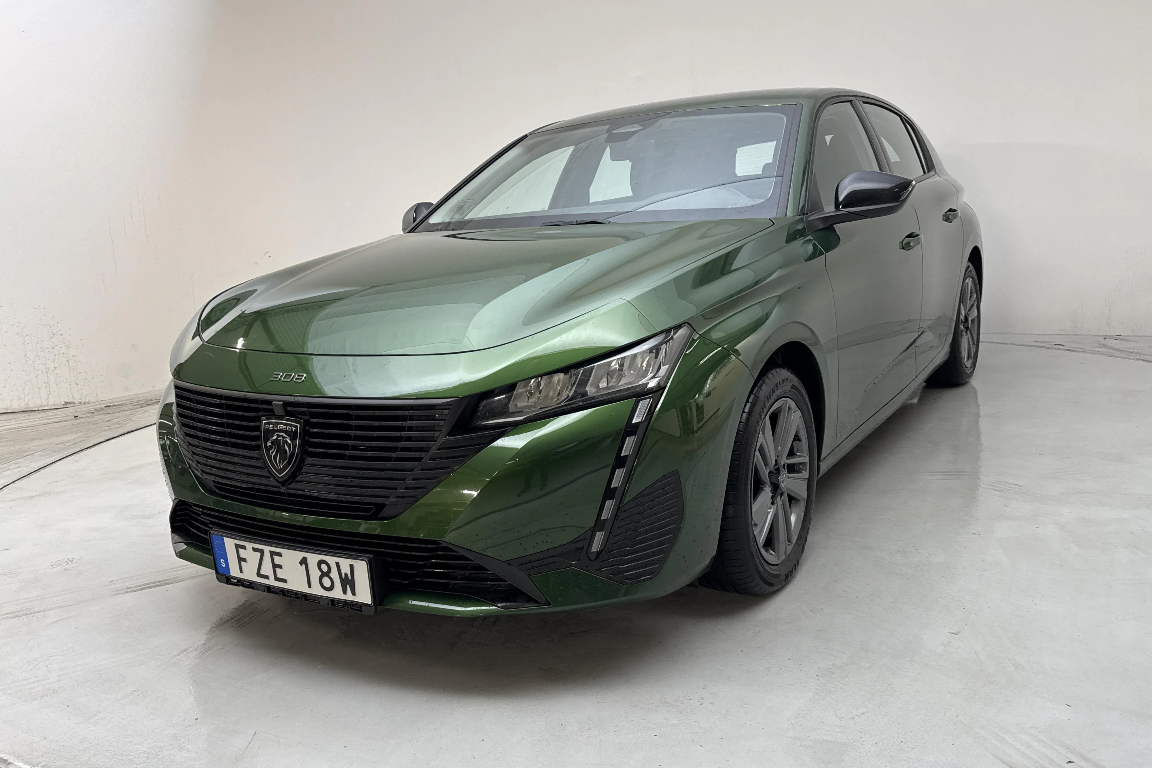 Presentation photo 1 of 12: Peugeot 308 1.2 PureTech 5dr (130hk) - 80 830 km - Automatic - green - 2022