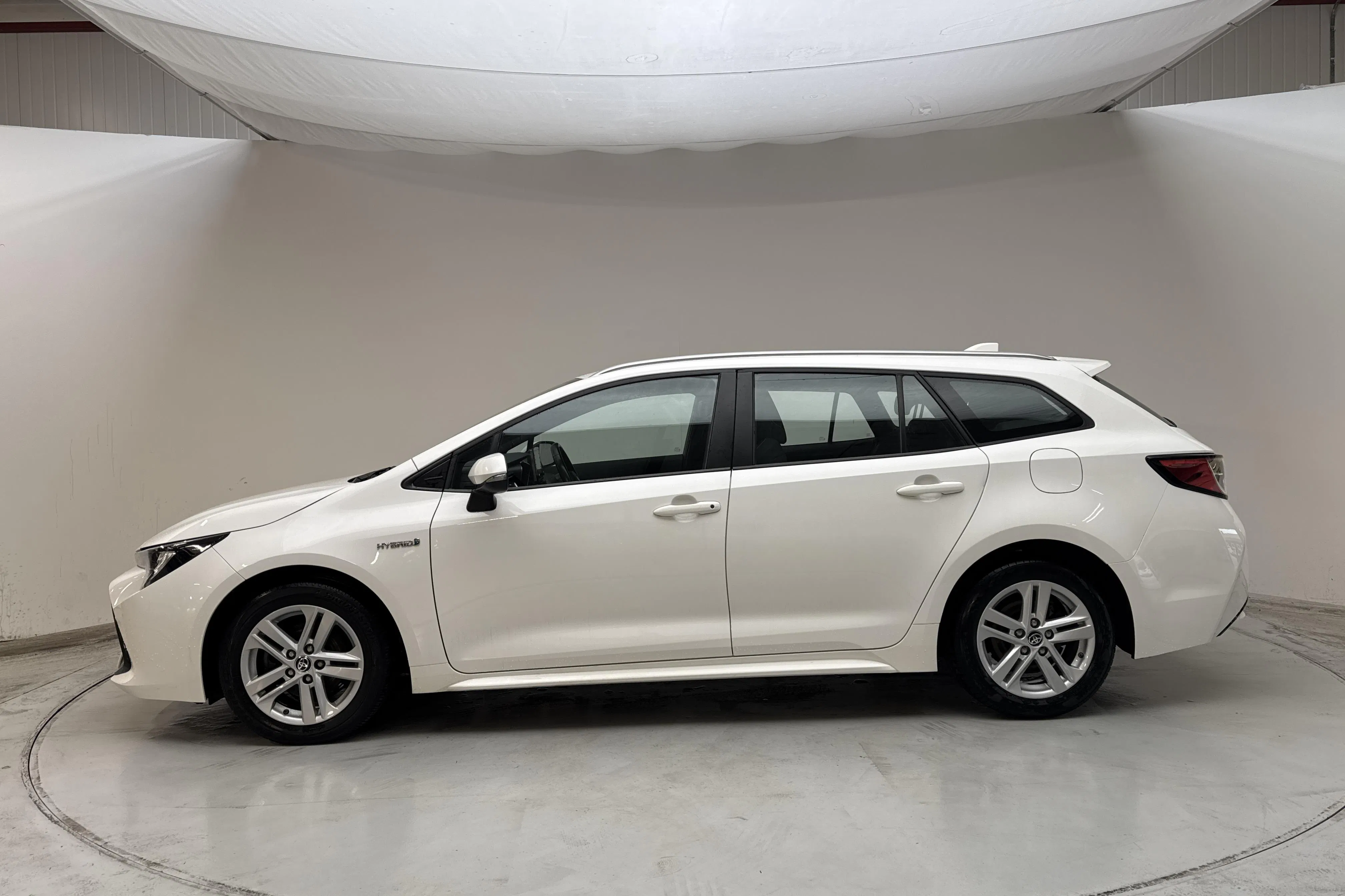 Presentationsfoto 2 av 13: Toyota Corolla 1.8 Hybrid Touring Sports (122hk) - 9 359 mil - Automat - vit - 2020